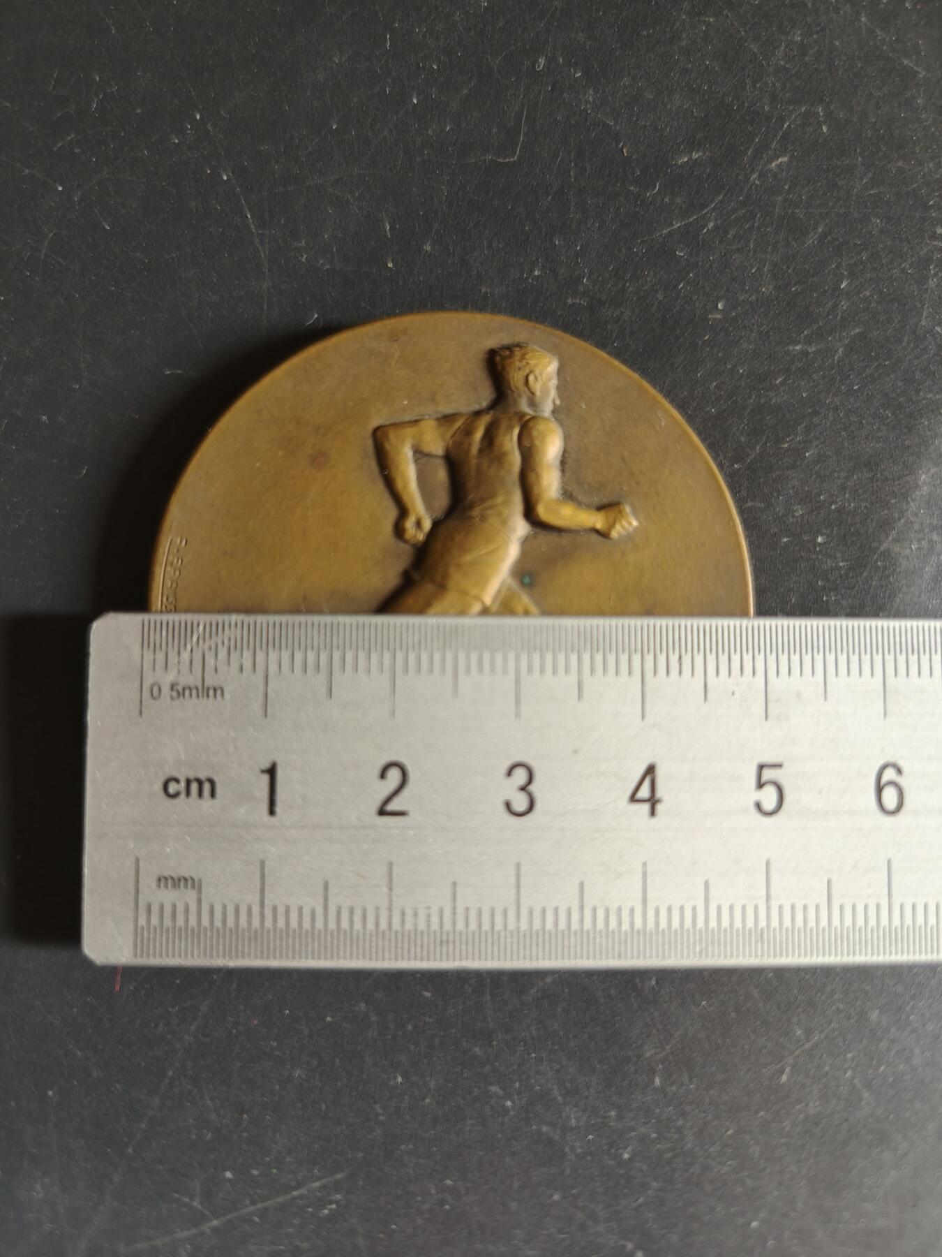 老王徽章第159期 法国长跑运动大铜章     直径50mm.    重量53.7g