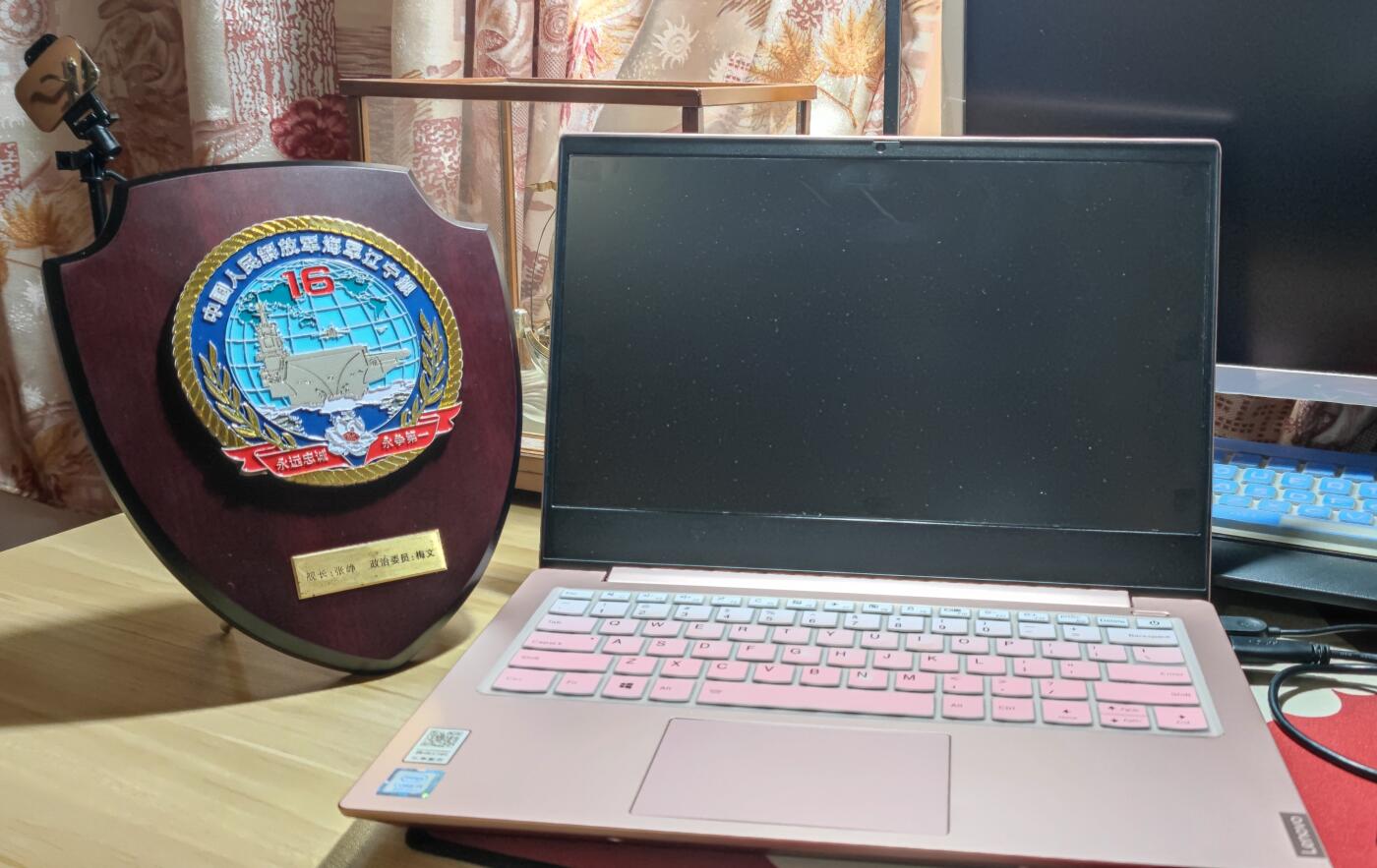 红色经典收藏拍卖专场第28期 库存品相 辽宁舰盾章带原盒  出访纪念品  不含笔记本电脑  可挂 可摆