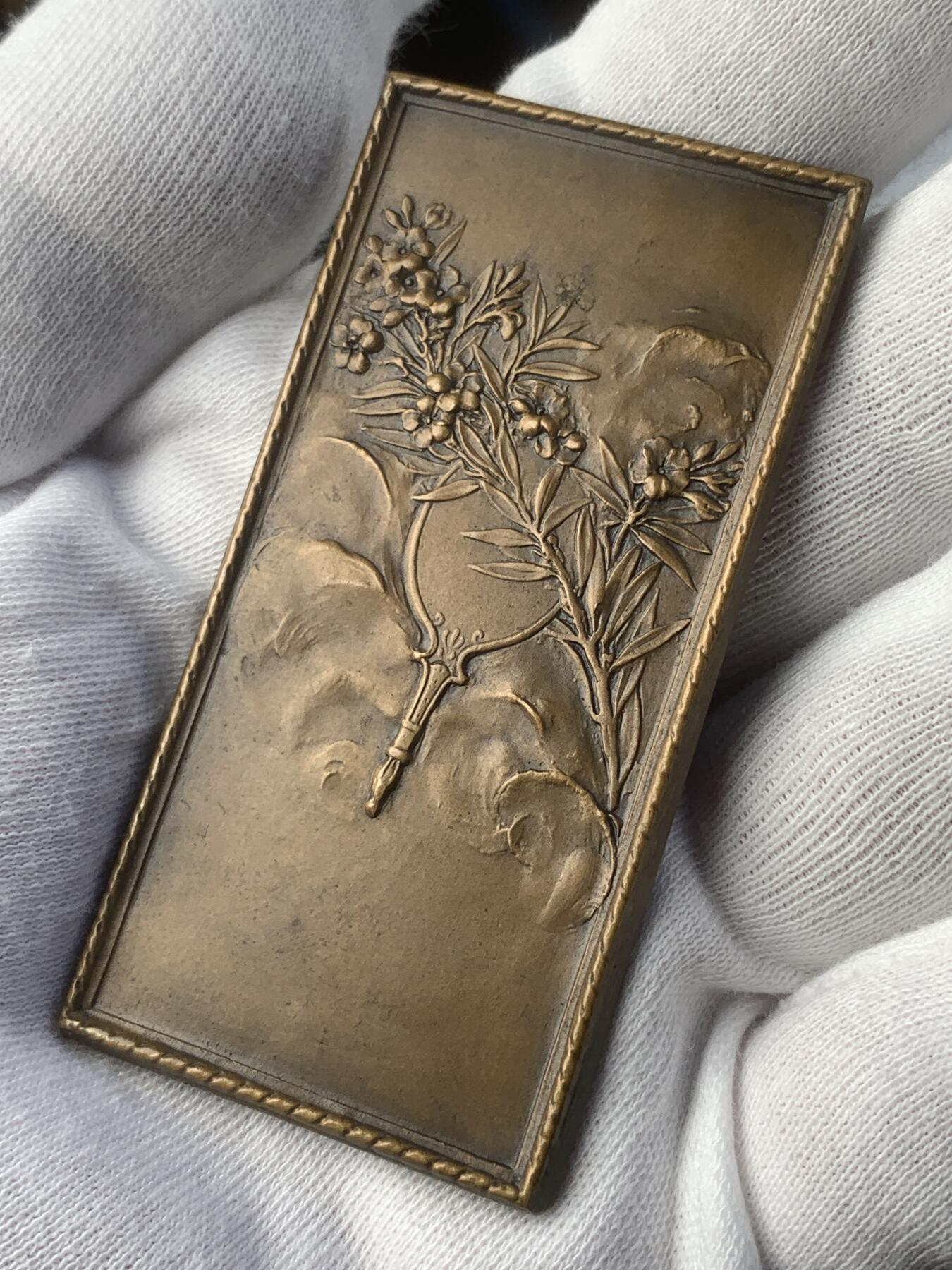 掌中浮雕-藏着的欧洲第039场 SAMF系列作品4号《盥洗室》，68×34mm，1900年发行，铜章发行量171枚 ,章牌艺术大师奥斯卡·罗蒂作品