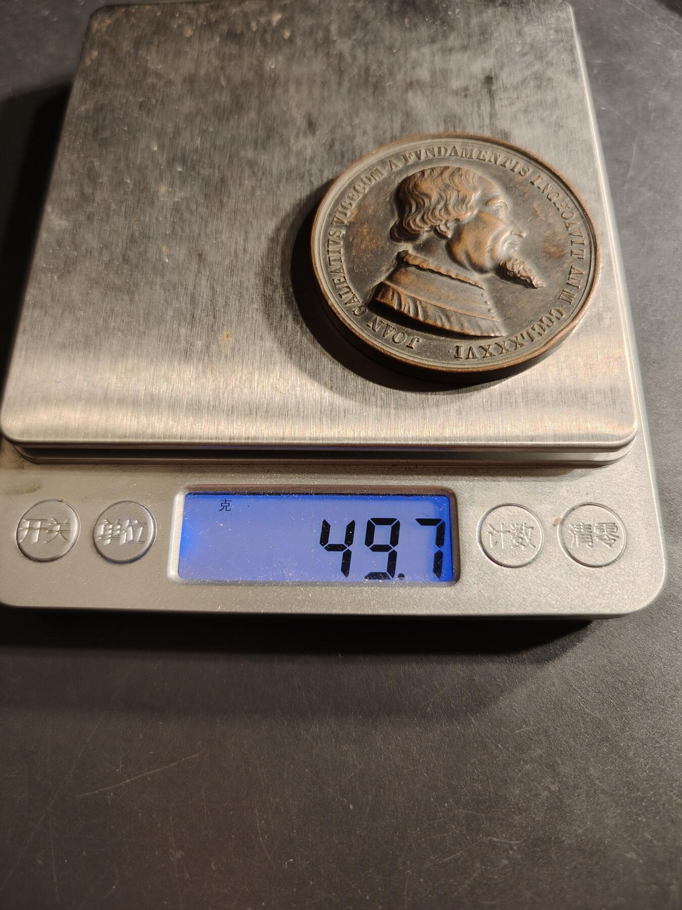 老王徽章第159期 意大利米兰大教堂大铜章     直径46mm.    重量46.7g.     正面是米兰公爵吉安·加莱亚佐·维斯孔蒂，他是米兰大教堂的奠基人