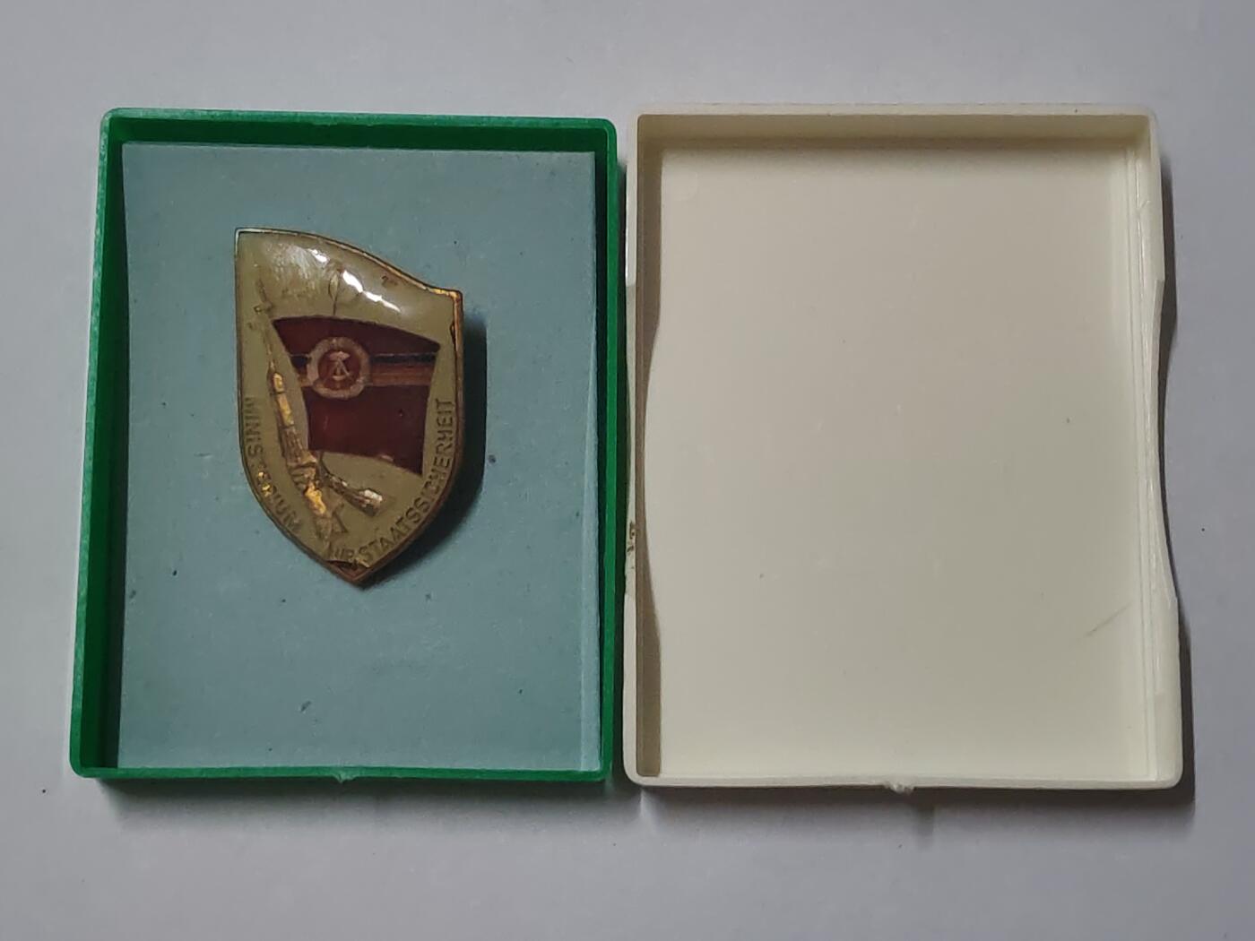 韵星假日拍卖第二十九期 -- Rimey Holidays Auction 29 民主德国史塔西四十周年证章 带原盒