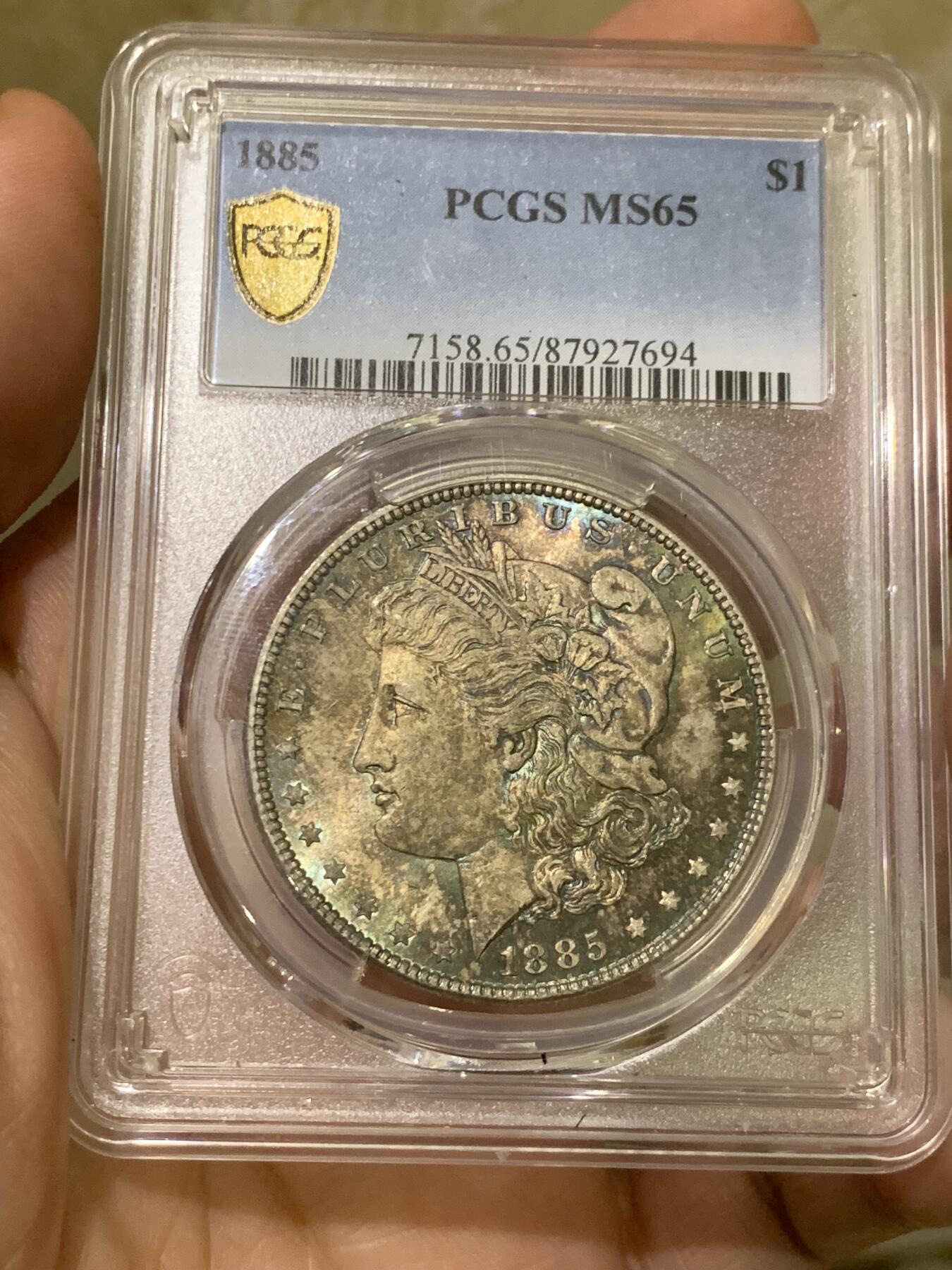 《竞宝斋》第433场 周日，周一 2场连拍 （全场包邮） PCGS MS65 美国1885年摩根银币P版，原汁原味双面五彩老包浆，包浆醇厚润泽又犀利，打制深峻，转光强烈细节优秀，状态一流。