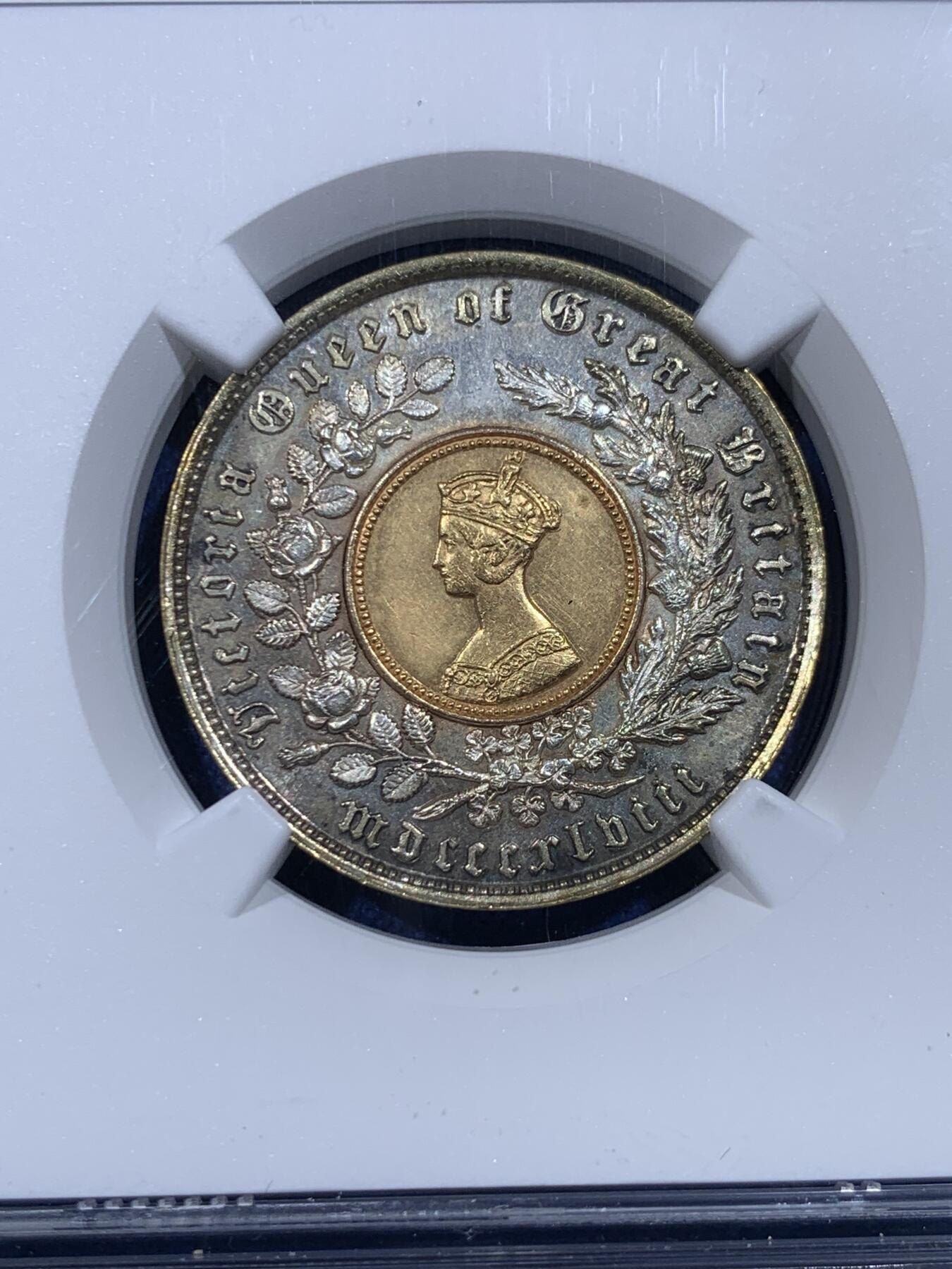 《竞宝斋》第433场 周日，周一 2场连拍 （全场包邮） NGC MS62 英国1848年Model克朗双色币，X#23罕见无字版：普通版在花环下方有设计师签名“PUB: BY H.HYAMS”，这枚是无字的。