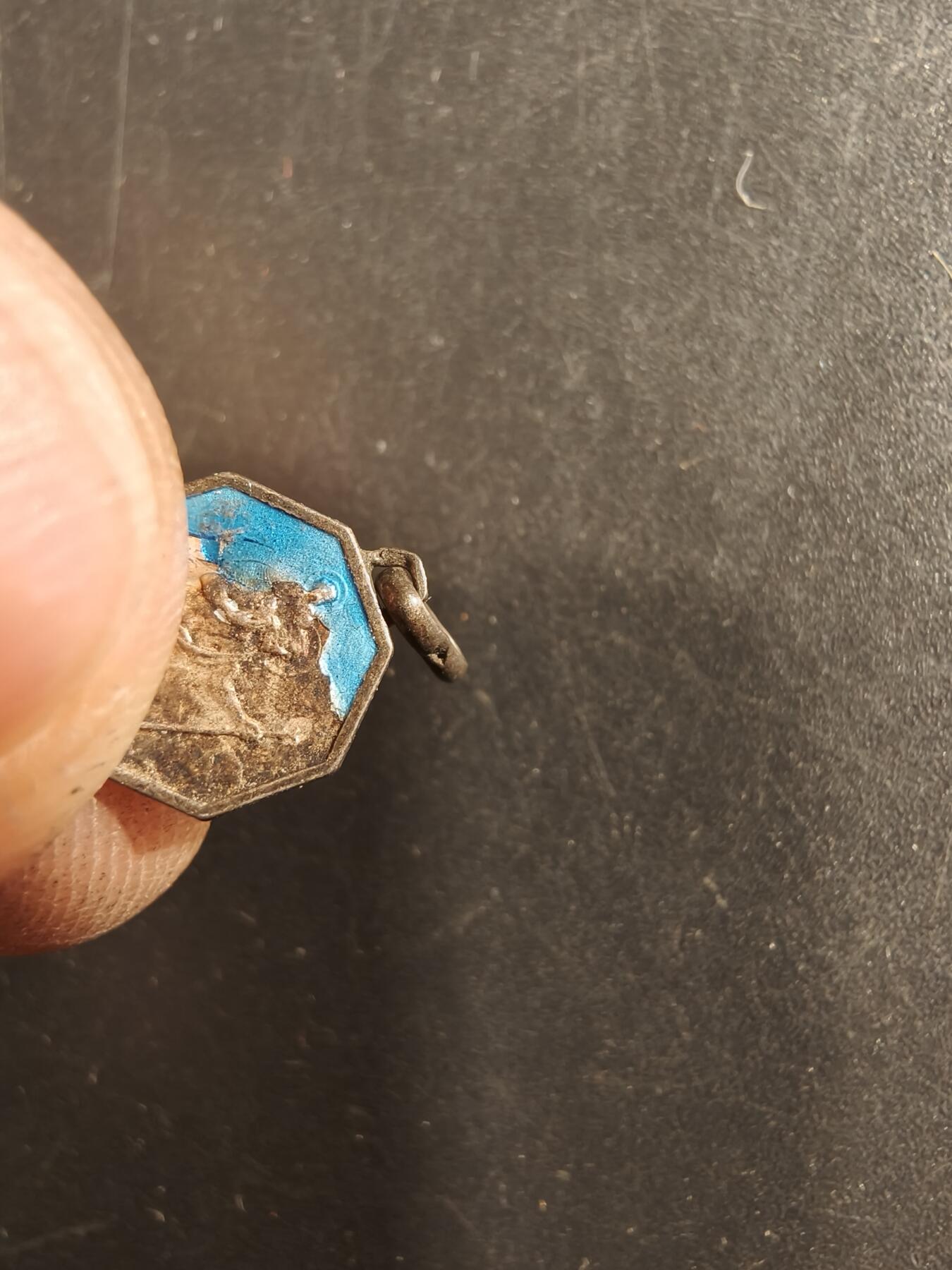 老王徽章第159期 法国天主教会纪念章     银质珐琅    0.6g