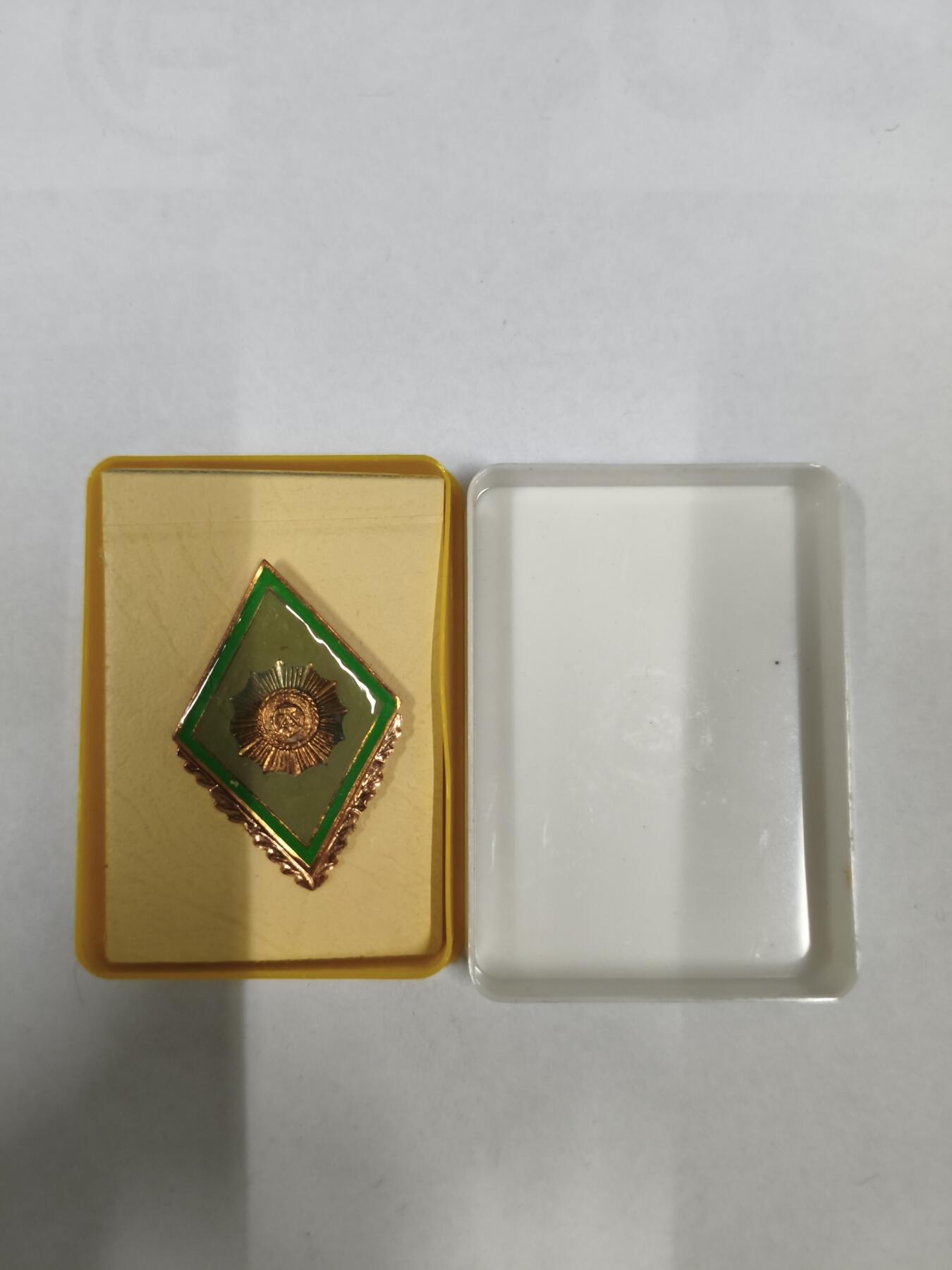 韵星假日拍卖第二十九期 -- Rimey Holidays Auction 29 民主德国内务部警察校徽 带原盒