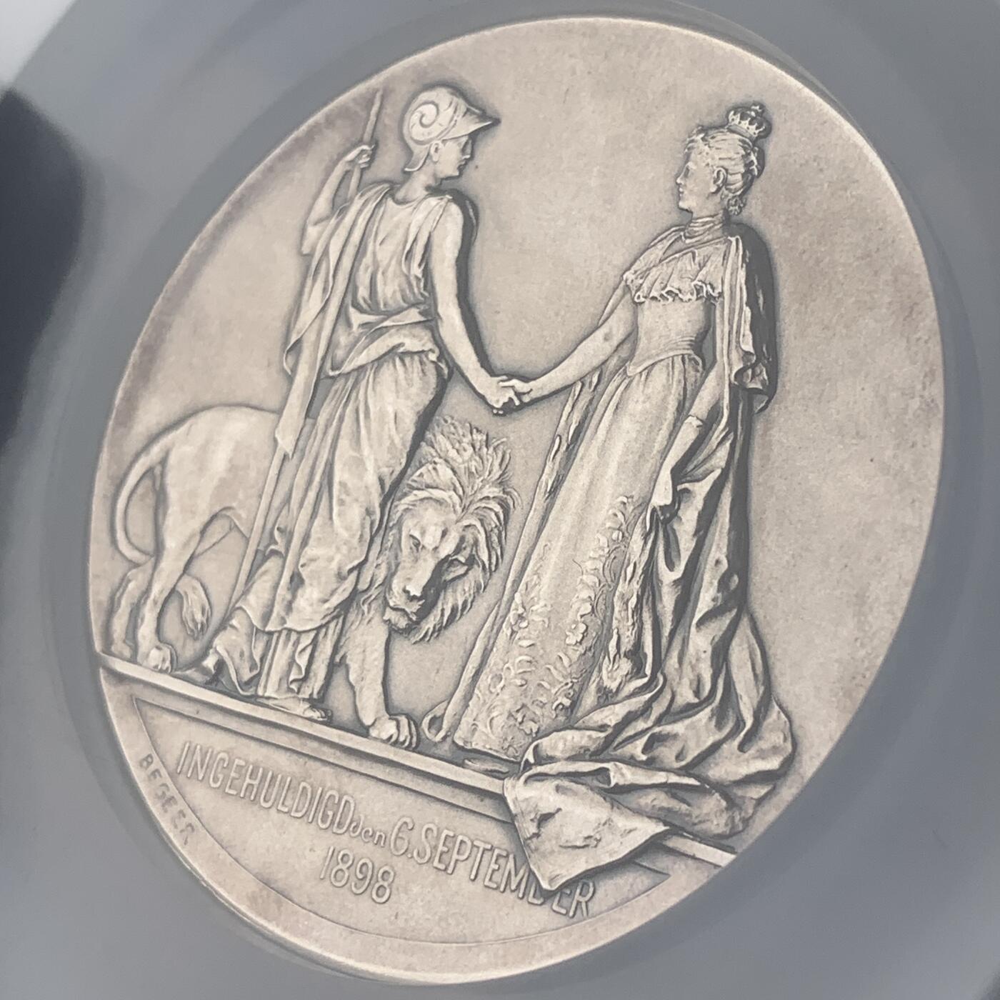 掌中浮雕-藏着的欧洲第039场 NGC MS61 : 1898年荷兰女王威廉敏娜登基加冕纪念大银章，60mm，银章制作量仅482枚，精美且少见的大银章（NGC评级盒子有磕碰，如图，但并不影响盒子的密封性）