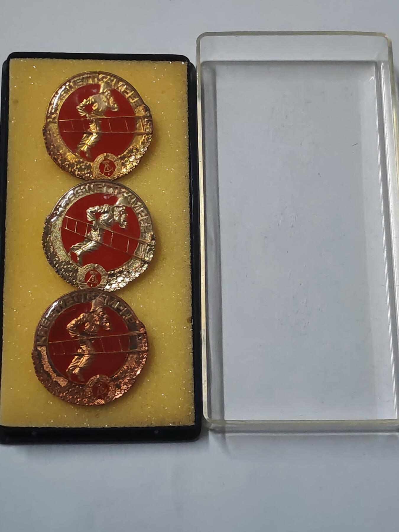 韵星假日拍卖第二十九期 -- Rimey Holidays Auction 29 民主德国消防员竞赛优胜证章金银铜一组