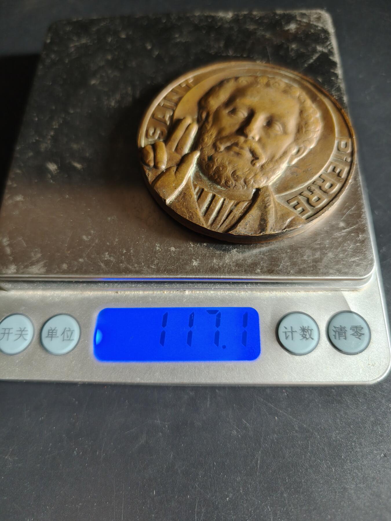老王徽章第159期  法国天主教会圣彼得大铜章     直径56mm.    重量117.1g