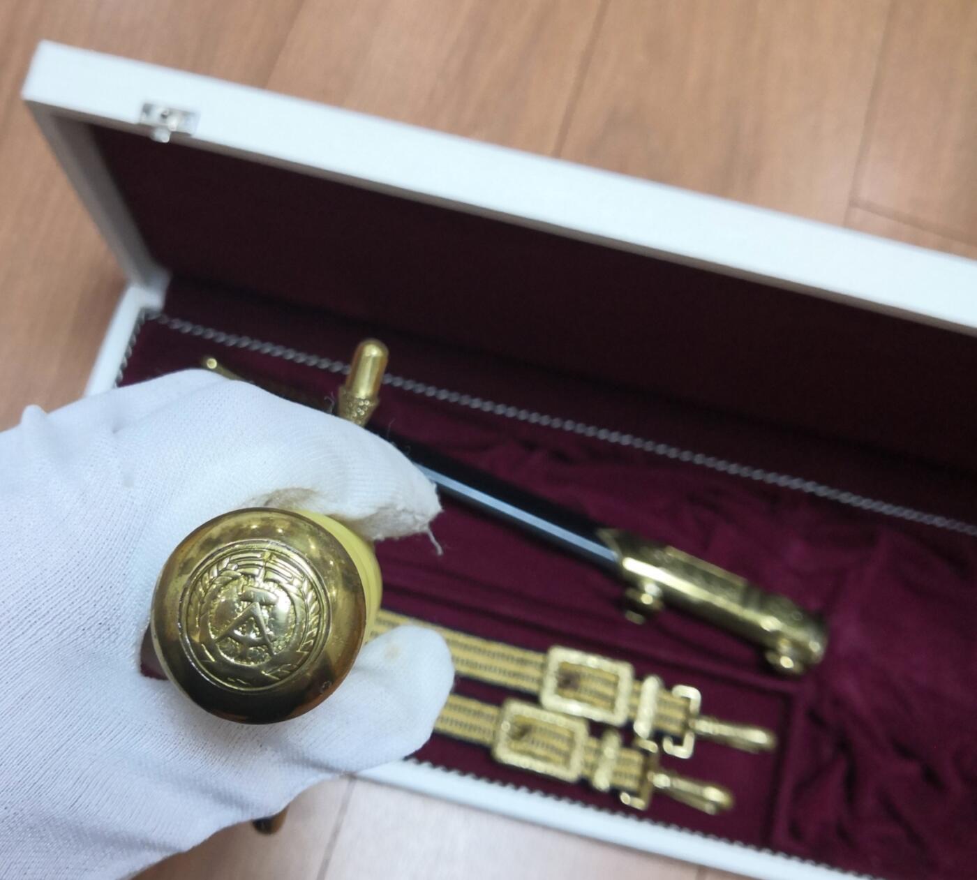 红色经典收藏拍卖专场第28期 保真东德司令佩剑  全套 未开刃 不含衣服