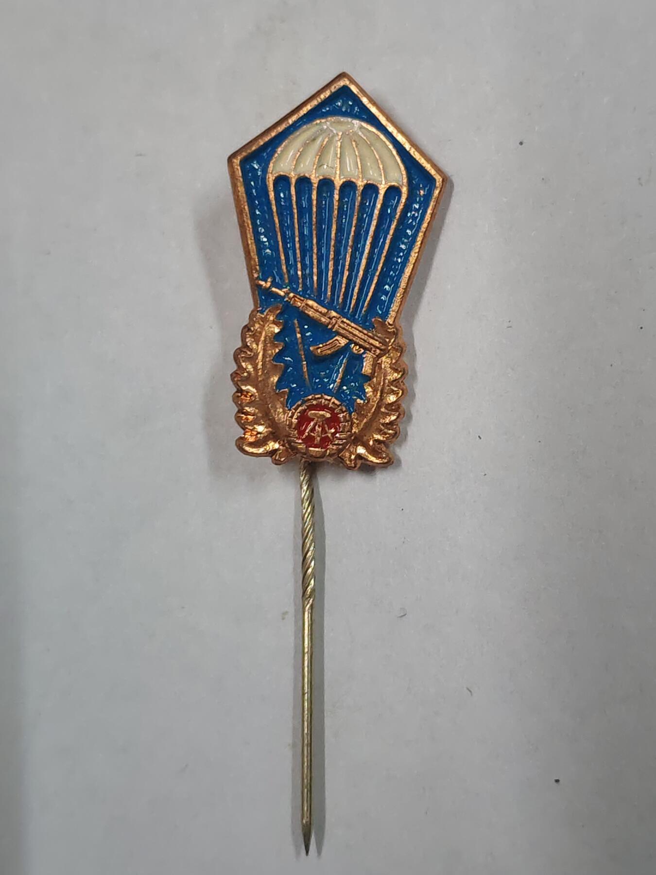 韵星假日拍卖第二十九期 -- Rimey Holidays Auction 29 民主德国伞降兵技能证章mini插针