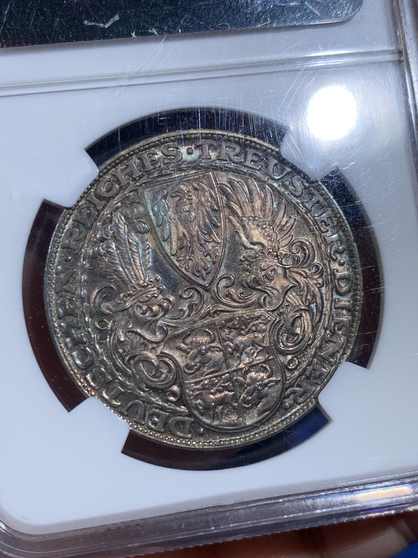 《竞宝斋》第433场 周日，周一 2场连拍 （全场包邮） NGC MS64 德国1927年兴登堡80大寿银质币章，卡尔哥茨经典品种。很少见的老N盒评级章，双面重五彩，底板丝滑如镜，严重低评。实物上手超赞，分数难以描绘的绝佳状态