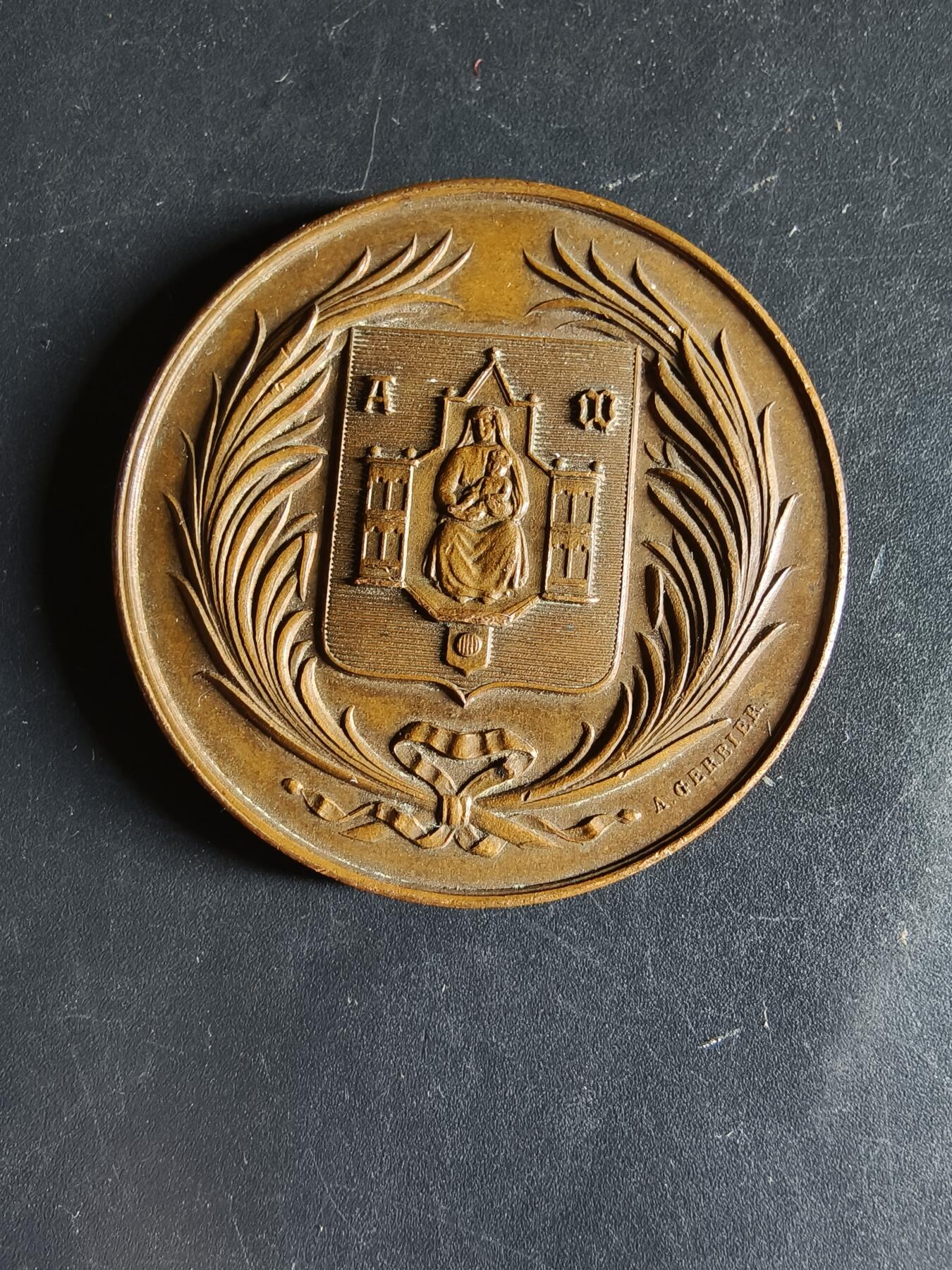 老王徽章第159期  法国蒙彼利埃国立高等美术学院大铜章     直径40mm.    重量34.8g