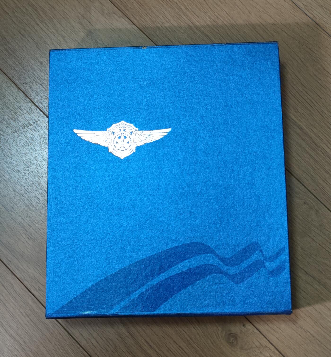 红色经典收藏拍卖专场第28期 库存品相 辽宁舰盾章带原盒  出访纪念品  不含笔记本电脑  可挂 可摆