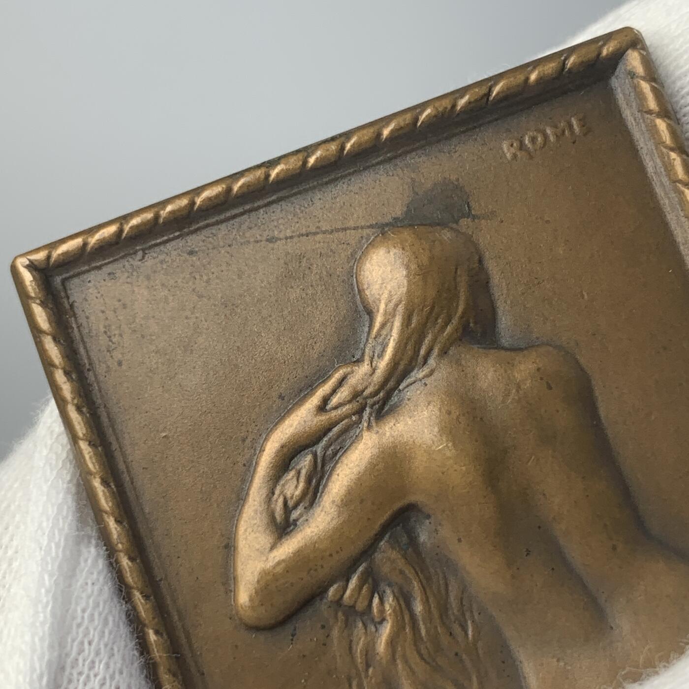 掌中浮雕-藏着的欧洲第039场 SAMF系列作品4号《盥洗室》，68×34mm，1900年发行，铜章发行量171枚 ,章牌艺术大师奥斯卡·罗蒂作品