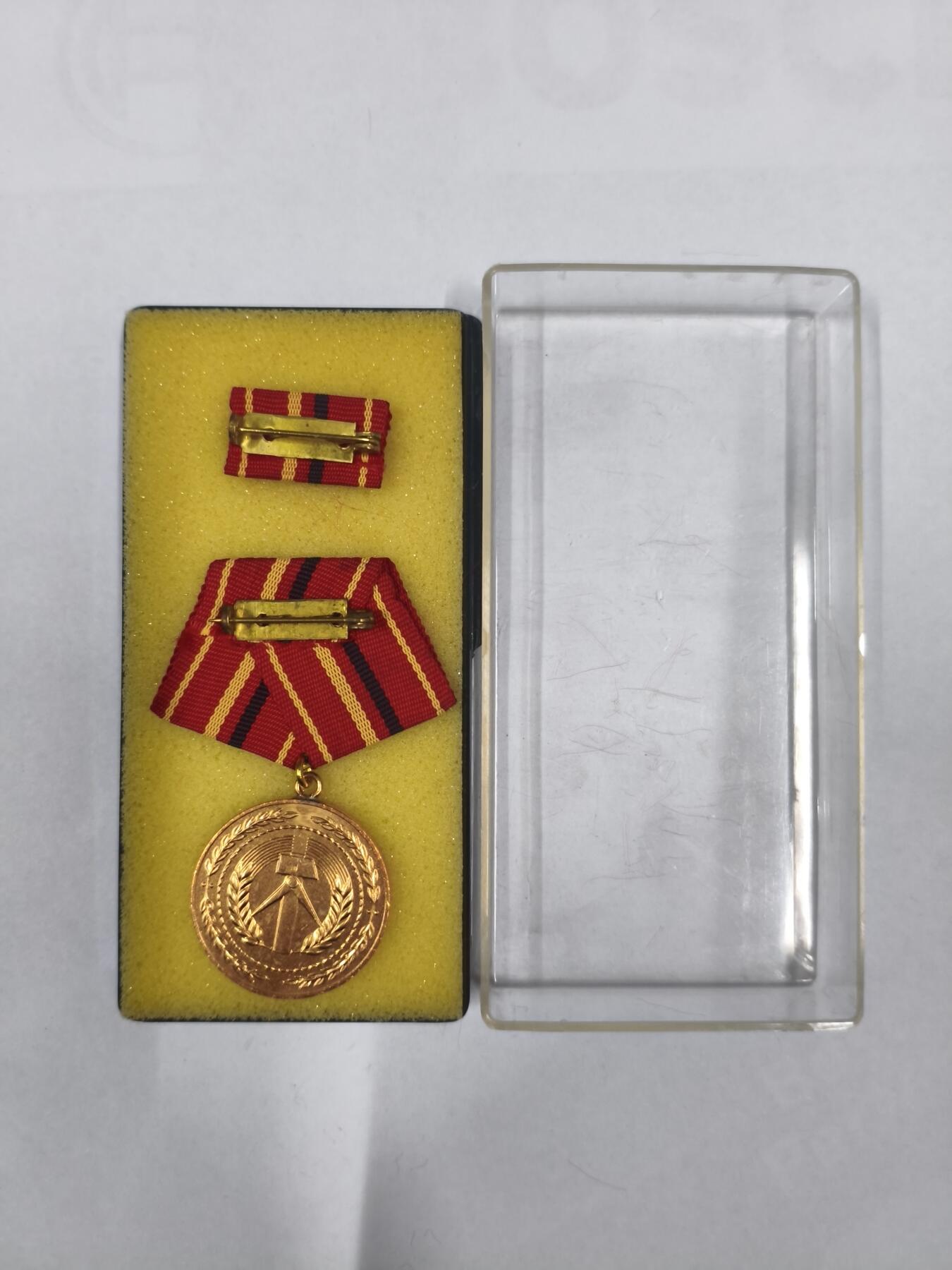 韵星假日拍卖第二十九期 -- Rimey Holidays Auction 29 民主德国金级工战队奖章 带原盒略