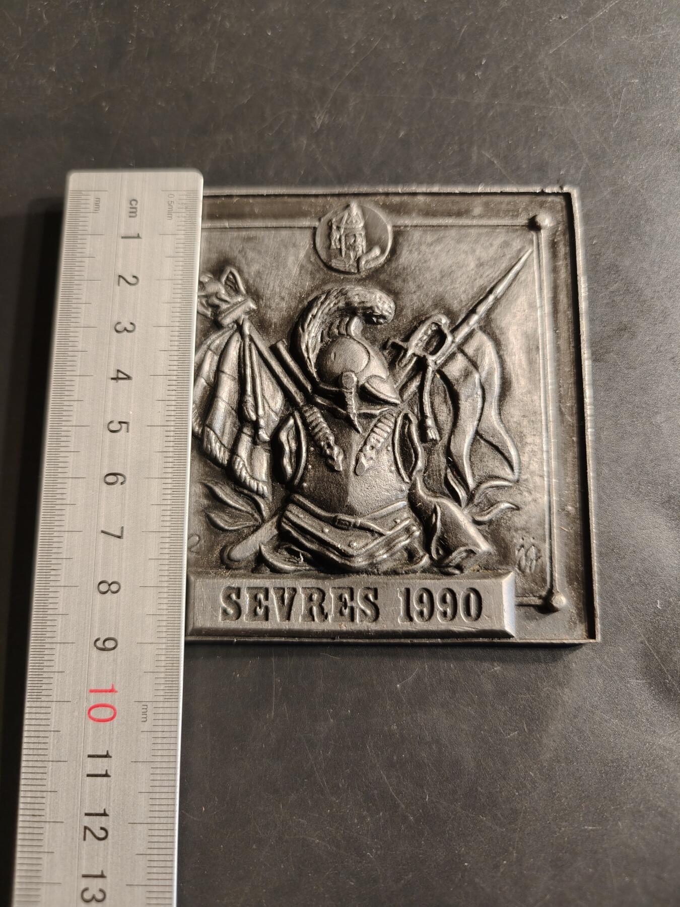 老王徽章第159期  法国塞瓦斯市方形镀银纪念章      尺寸90×90mm.    重量327.7g