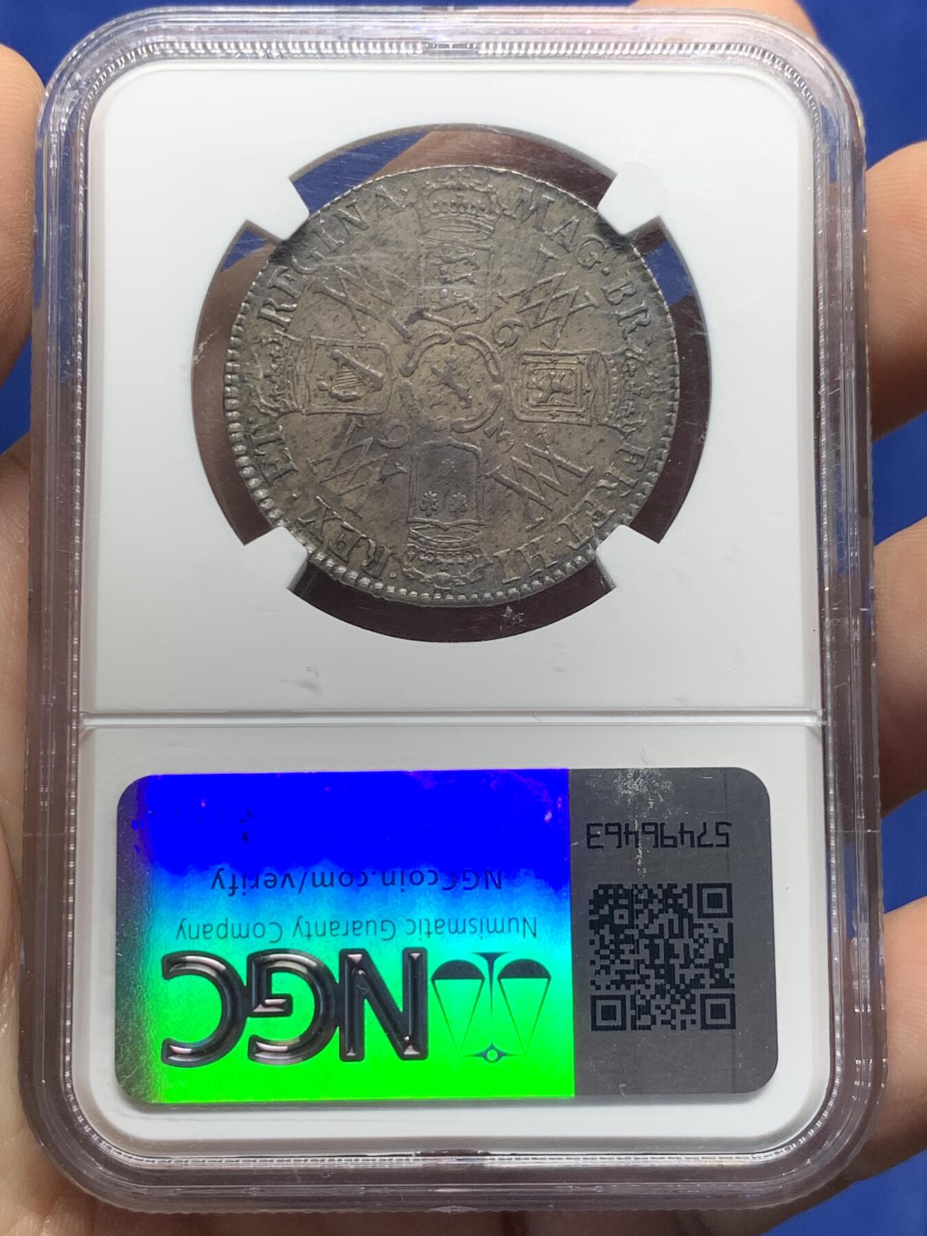 《竞宝斋》第433场 周日，周一 2场连拍 （全场包邮） NGC MS60 英国1693年威廉与玛丽半克朗银币 原味酱彩好状态 英系大神Cope旧藏,传承有序 ,观感超越分数的状态,稀有品种 玩英系不可或缺的一枚 去年九月ha同年版au50分价格1920美金