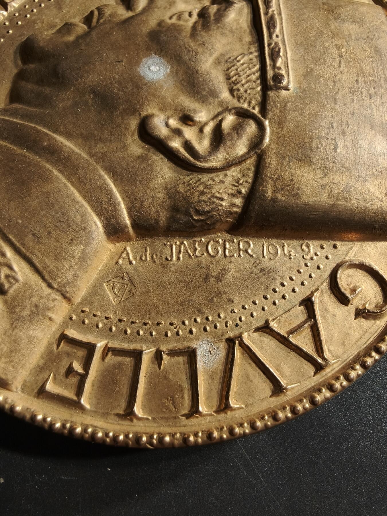 老王徽章第159期 法国夏尔戴高乐将军镀金大铜章     巨大尺寸    直径10.8cm.    重量757.5g.    高浮雕