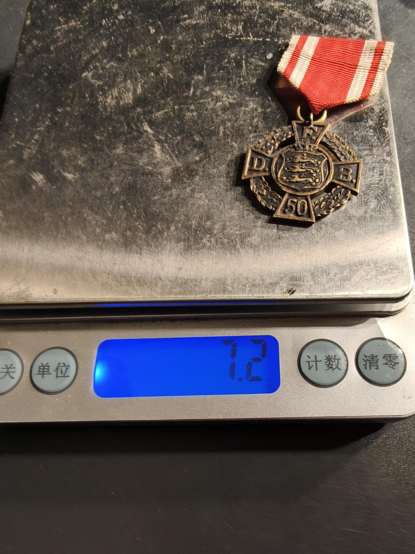 老王徽章第159期 丹麦服役十字奖章    826银镀金    7.2g. 