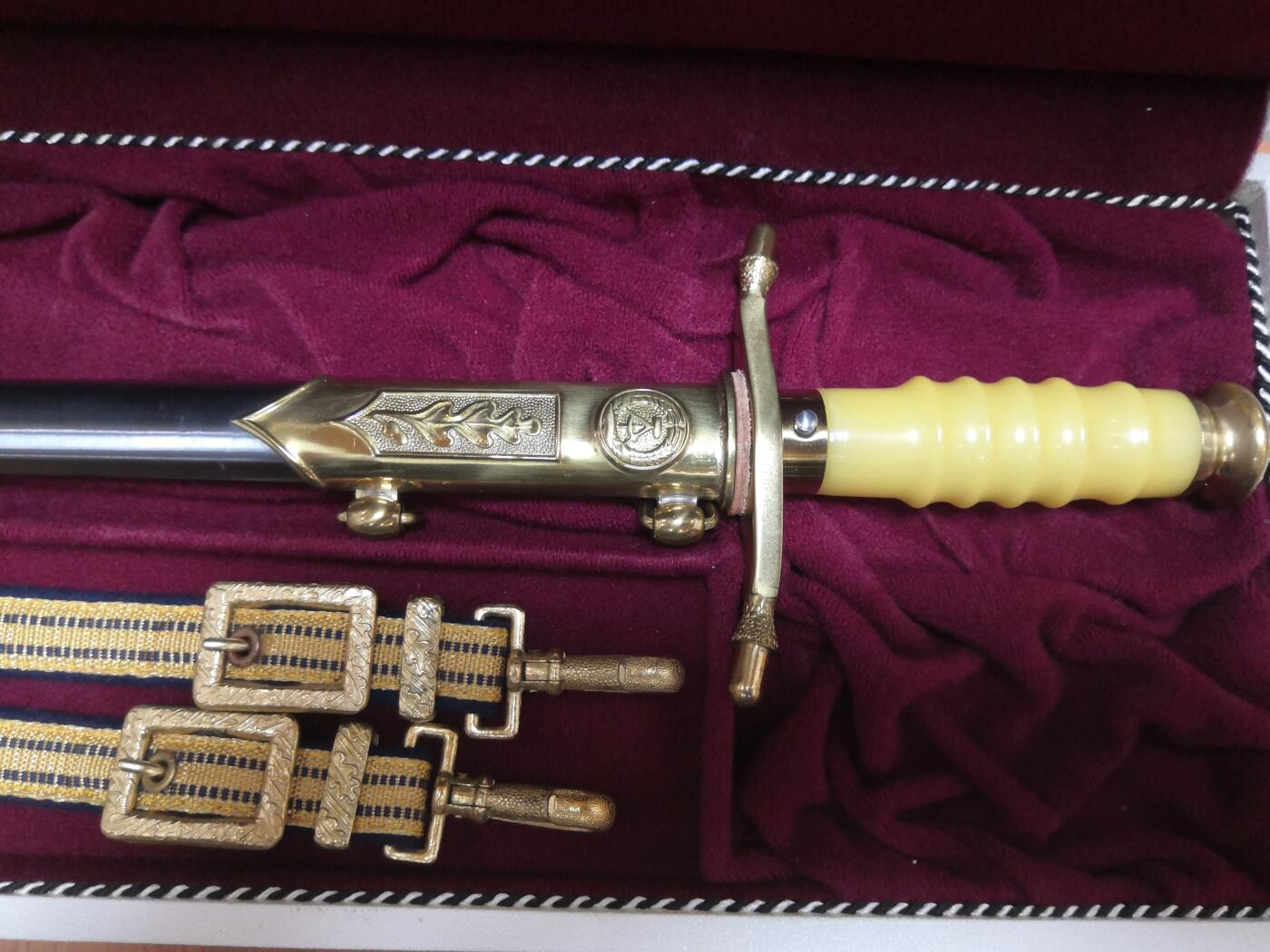 红色经典收藏拍卖专场第28期 保真东德司令佩剑  全套 未开刃 不含衣服