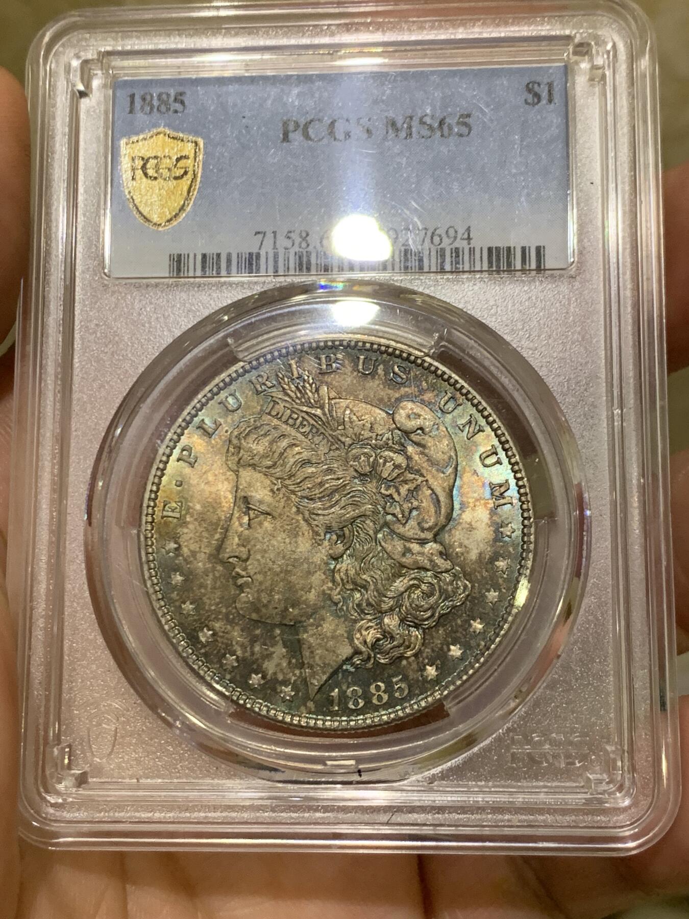 《竞宝斋》第433场 周日，周一 2场连拍 （全场包邮） PCGS MS65 美国1885年摩根银币P版，原汁原味双面五彩老包浆，包浆醇厚润泽又犀利，打制深峻，转光强烈细节优秀，状态一流。
