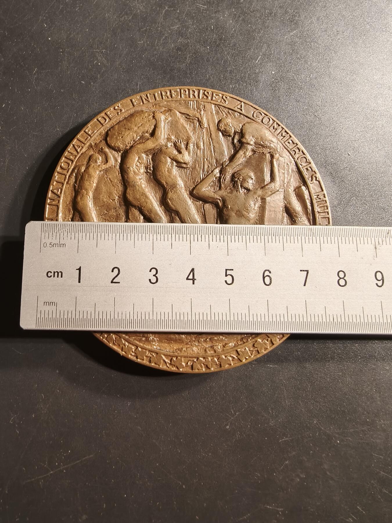 老王徽章第159期 法国全国连锁企业联合会大铜章     直径78mm.    重量282.6g