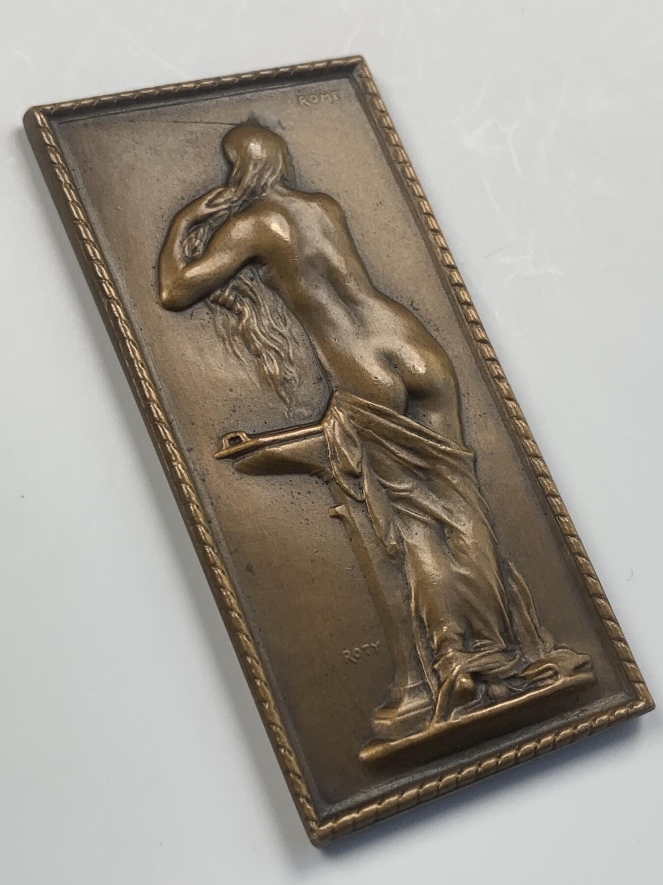 掌中浮雕-藏着的欧洲第039场 SAMF系列作品4号《盥洗室》，68×34mm，1900年发行，铜章发行量171枚 ,章牌艺术大师奥斯卡·罗蒂作品
