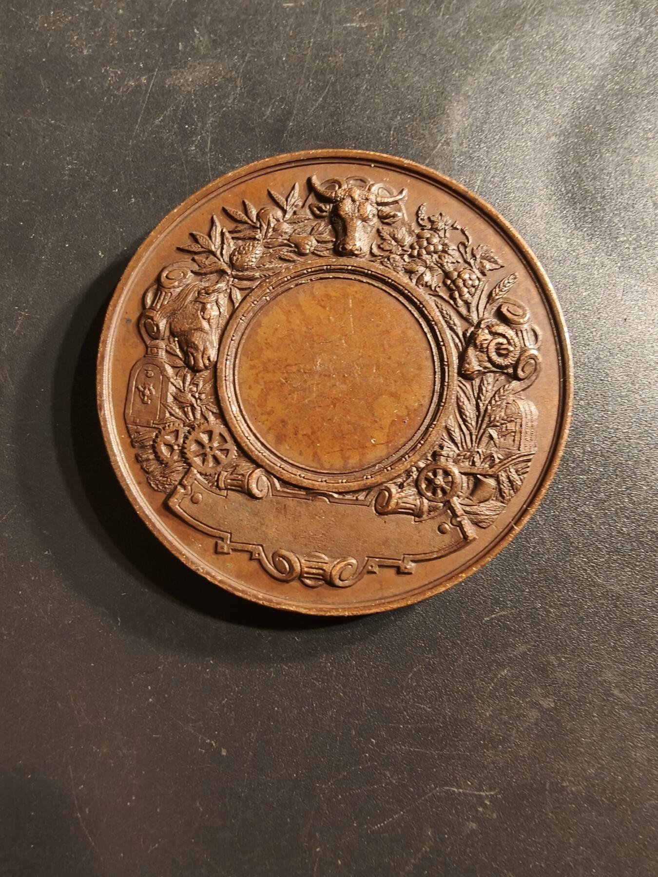老王徽章第159期 法国卢维耶农业协会大铜章    cuivre铜标     直径46mm.   重量45.3g