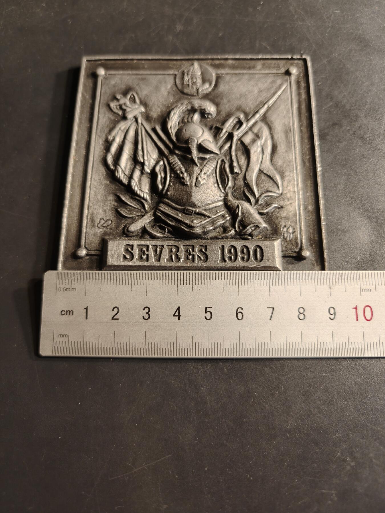老王徽章第159期  法国塞瓦斯市方形镀银纪念章      尺寸90×90mm.    重量327.7g