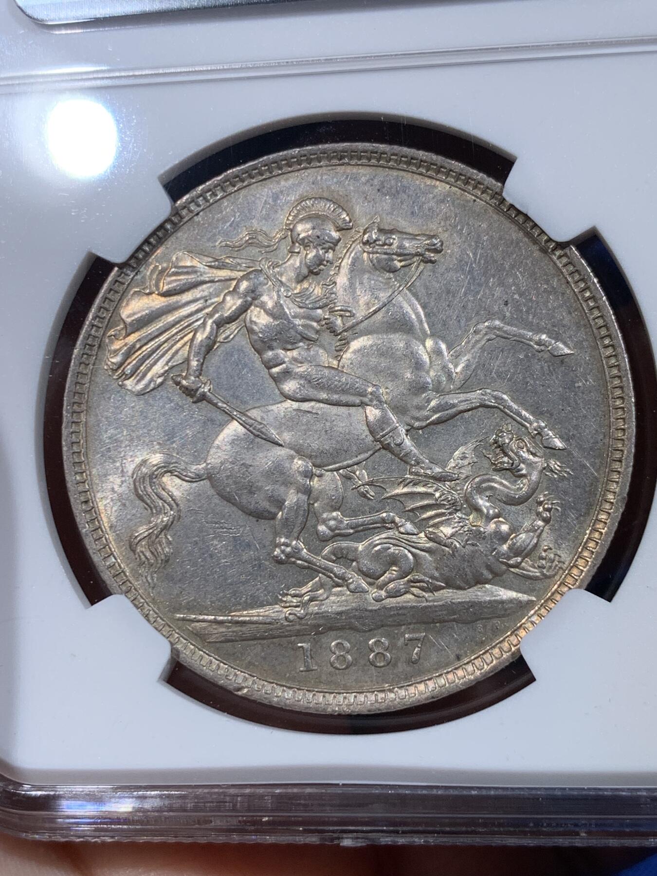 《竞宝斋》第433场 周日，周一 2场连拍 （全场包邮） NGC MS60 英国1887年维多利亚高冠马剑克朗，英国钱币名家Thorbum旧藏，双面带光，整体不错，适合自藏。
