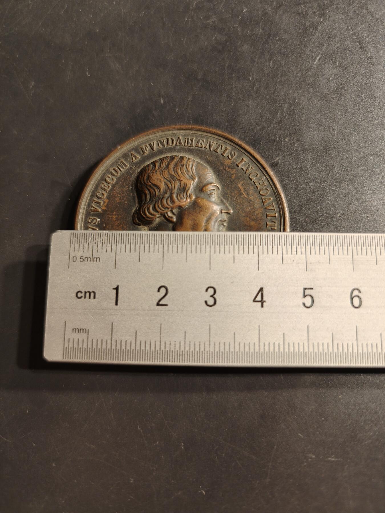 老王徽章第159期 意大利米兰大教堂大铜章     直径46mm.    重量46.7g.     正面是米兰公爵吉安·加莱亚佐·维斯孔蒂，他是米兰大教堂的奠基人