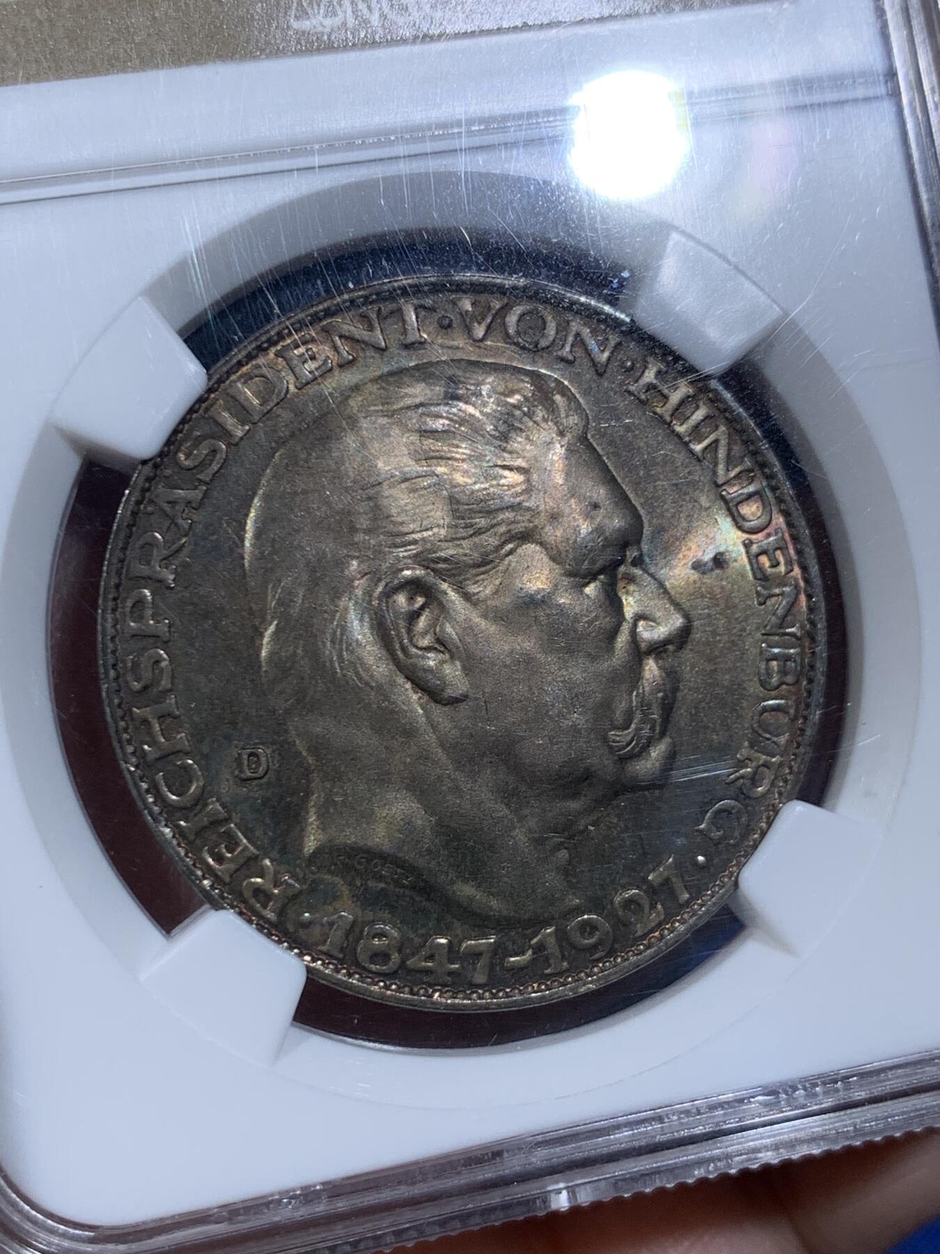 《竞宝斋》第433场 周日，周一 2场连拍 （全场包邮） NGC MS64 德国1927年兴登堡80大寿银质币章，卡尔哥茨经典品种。很少见的老N盒评级章，双面重五彩，底板丝滑如镜，严重低评。实物上手超赞，分数难以描绘的绝佳状态