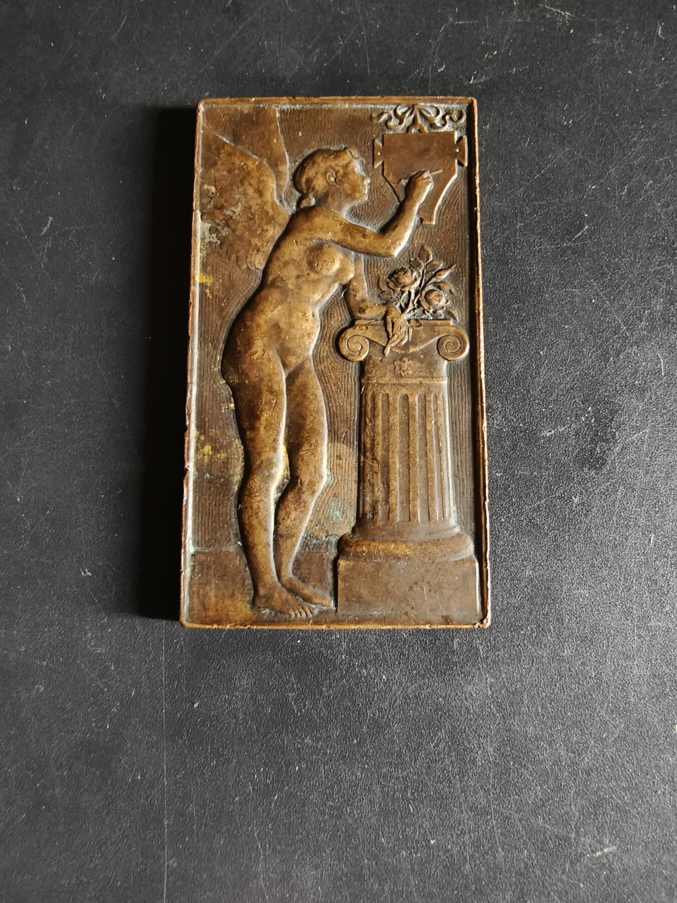 老王徽章第159期  法国天使方形大铜章    尺寸53×28mm.    重量31.6g