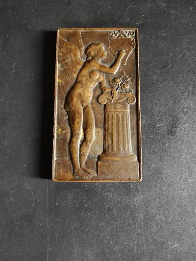 老王徽章第159期 -  法国天使方形大铜章    尺寸53×28mm.    重量31.6g