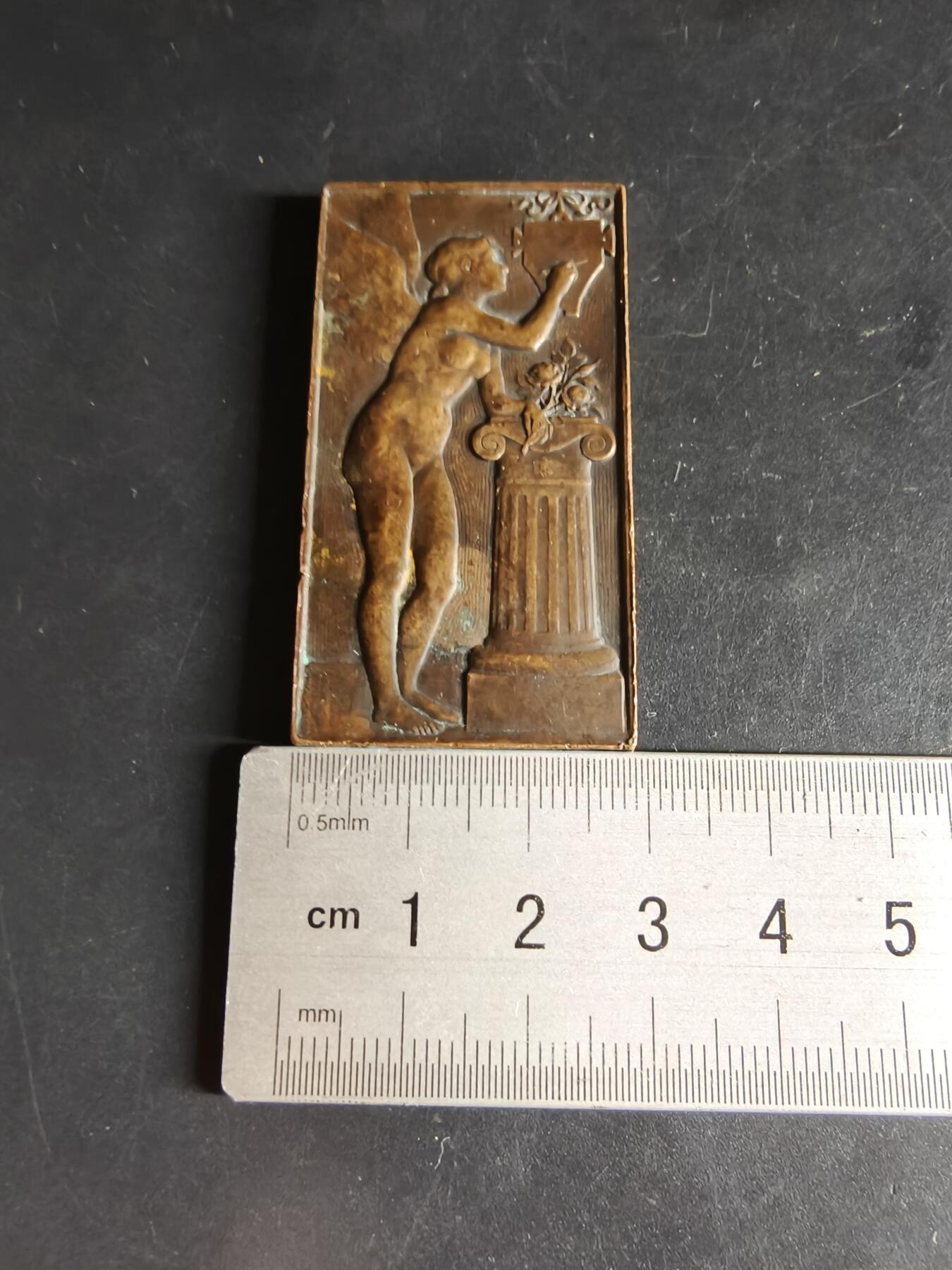 老王徽章第159期  法国天使方形大铜章    尺寸53×28mm.    重量31.6g