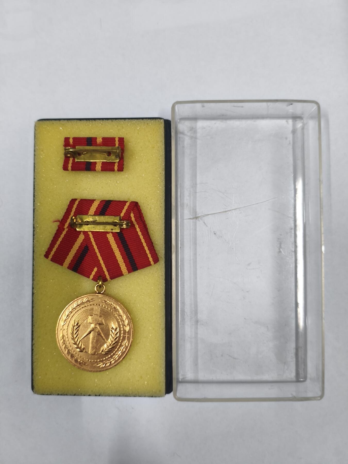 韵星假日拍卖第二十九期 -- Rimey Holidays Auction 29 民主德国金级工战队奖章 带原盒略
