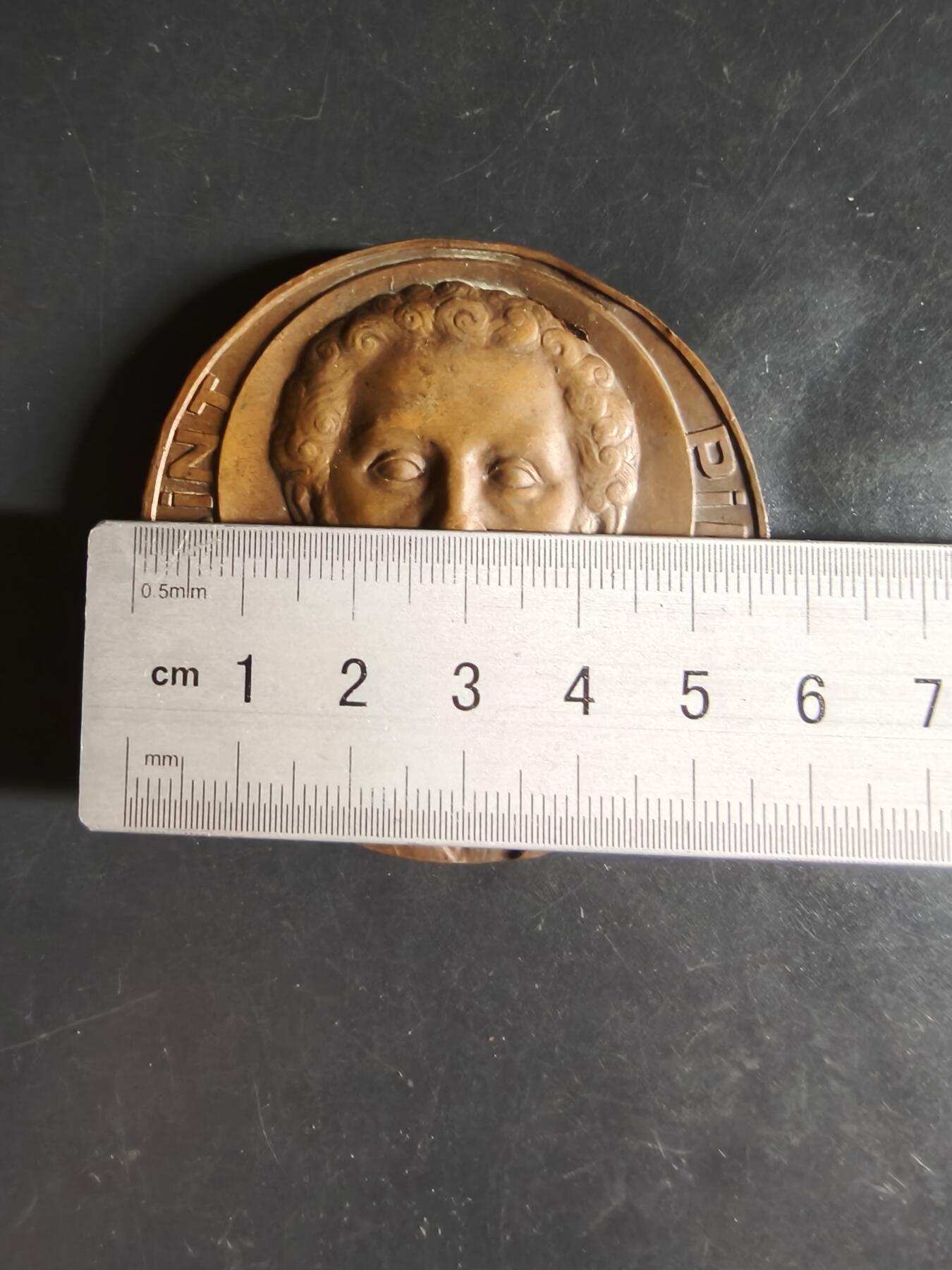 老王徽章第159期  法国天主教会圣彼得大铜章     直径56mm.    重量117.1g