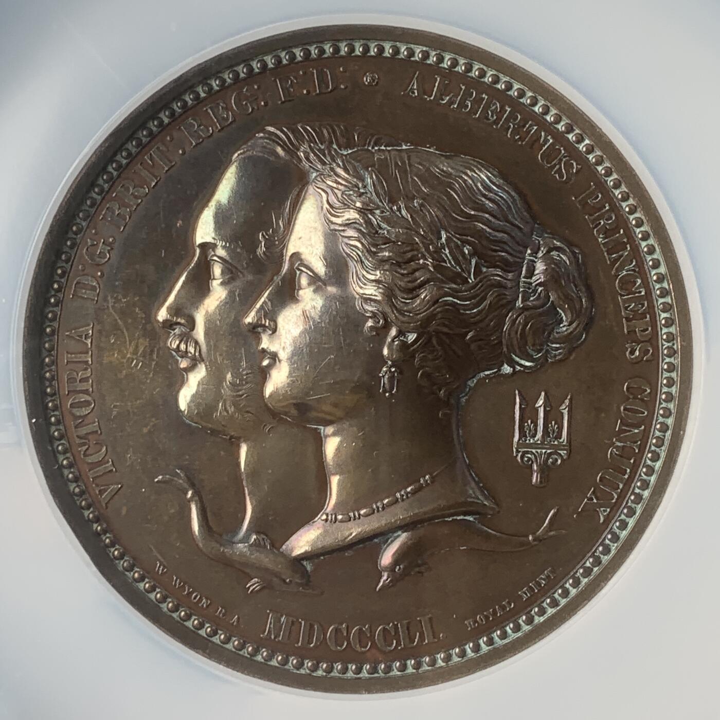 掌中浮雕-藏着的欧洲第039场 NGC UNC : 1851年英国伦敦世博会铜章，64mm，发行量仅300多枚，设计者为W.Wyon，此版本作为颁发给评审评委会的奖章，少见品种