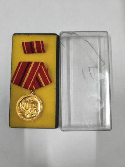韵星假日拍卖第二十九期 -- Rimey Holidays Auction 29 - 民主德国金级工战队奖章 带原盒略