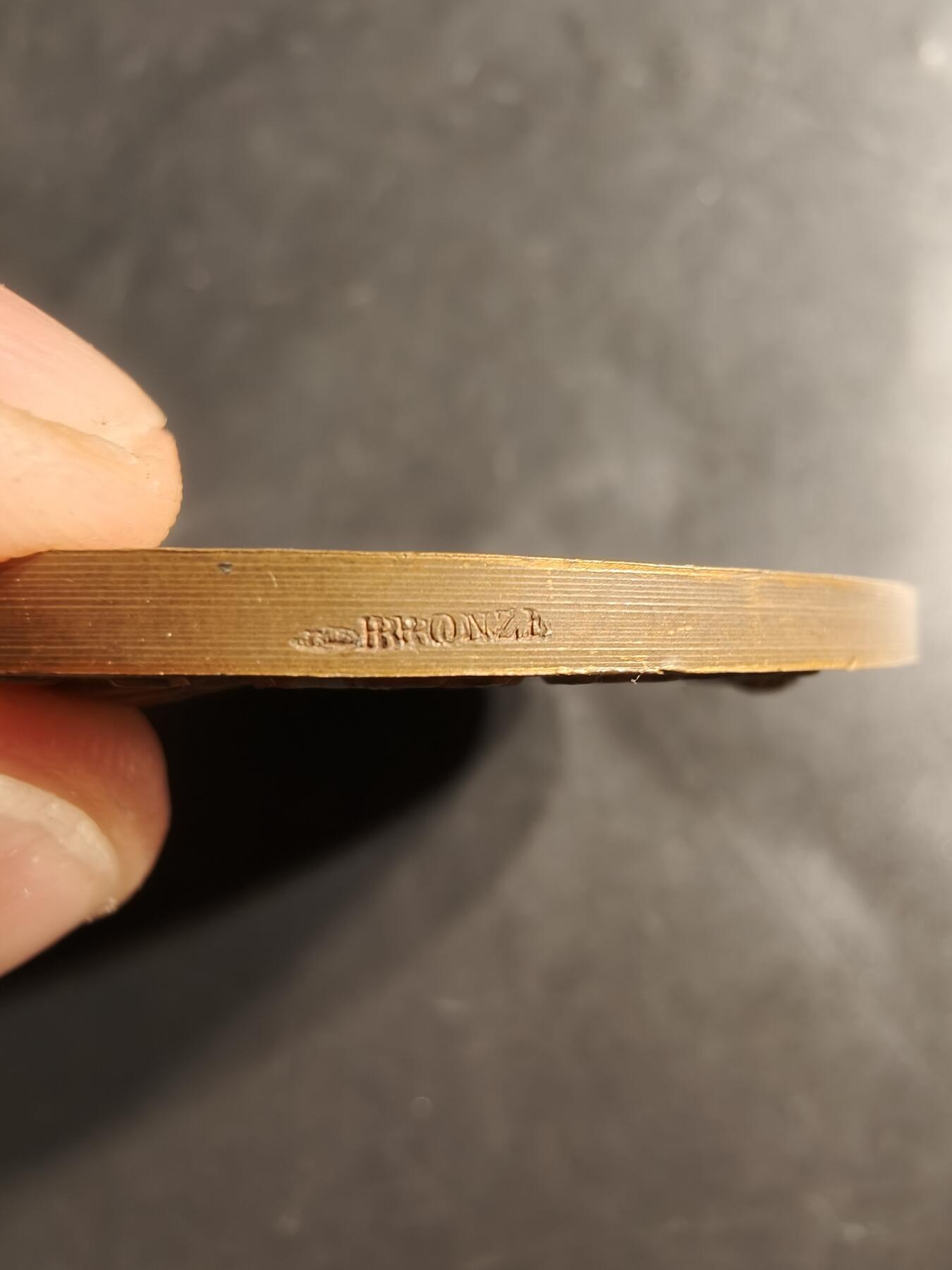 老王徽章第159期  法国尼姆医院献血者大铜章      直径56mm.    重量90g