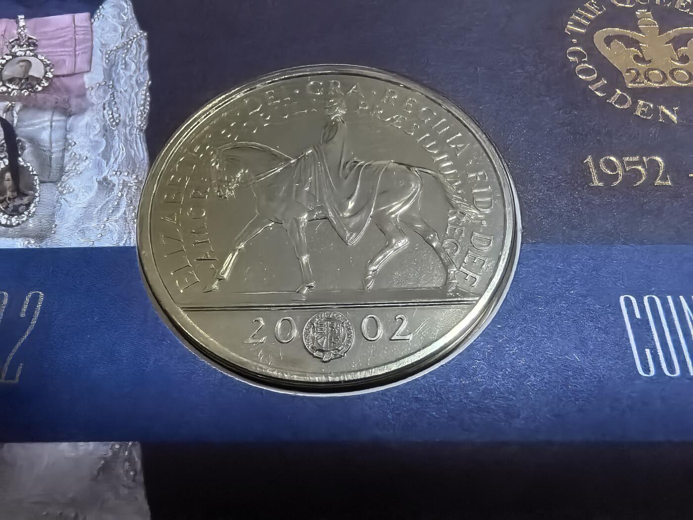 长老汇蛇年精选第六十八场拍卖 2002英国女王在位50周年邮币封首日封，含1枚同主题5英镑铜镍币，戎装骑马图