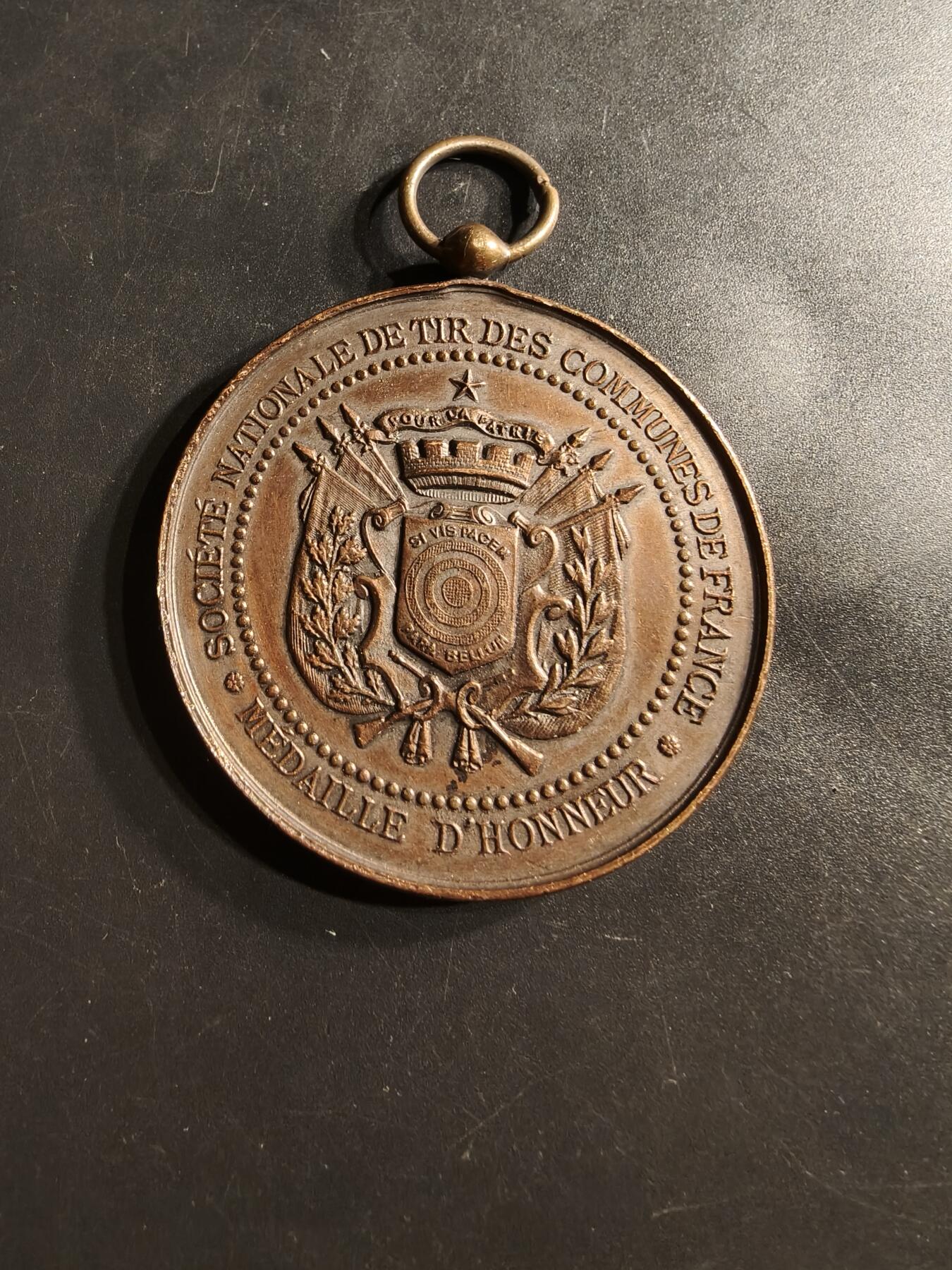 老王徽章第159期 法国国家射击协会大尺寸荣誉铜奖章     直径50mm.   重量50.4g