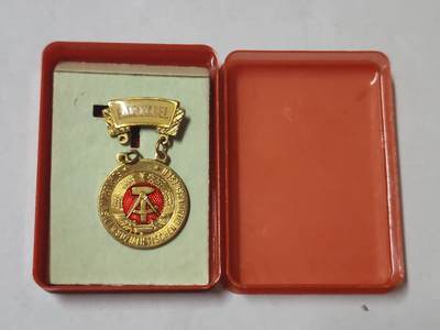 韵星假日拍卖第二十九期 -- Rimey Holidays Auction 29 - 民主德国教育部荣誉证章带盒
