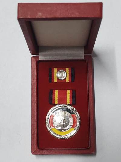 韵星假日拍卖第二十九期 -- Rimey Holidays Auction 29 - 民主德国国家功绩奖章 带原盒略