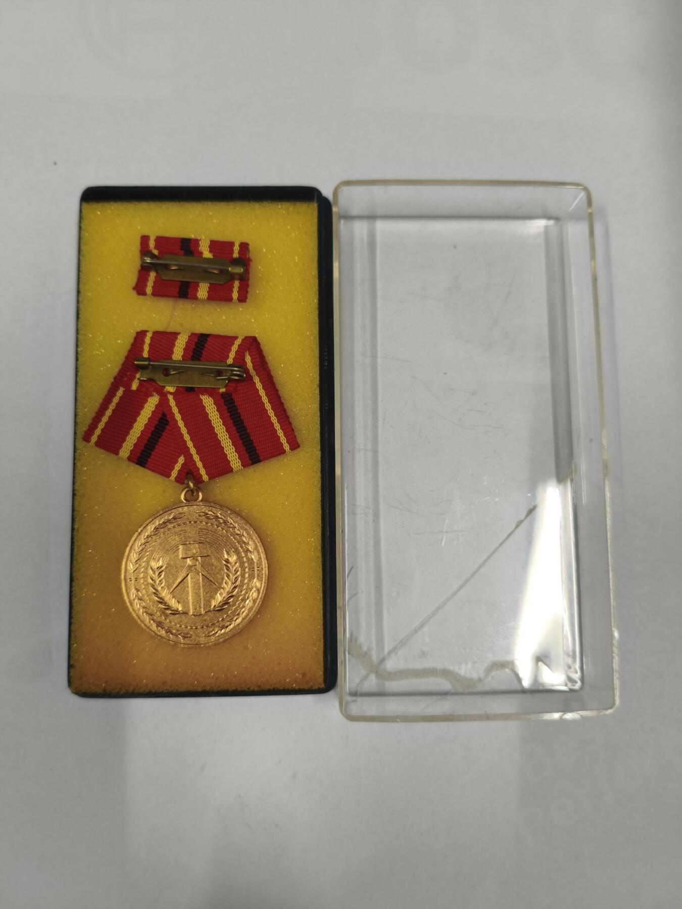 韵星假日拍卖第二十九期 -- Rimey Holidays Auction 29 民主德国金级工战队奖章 带原盒略