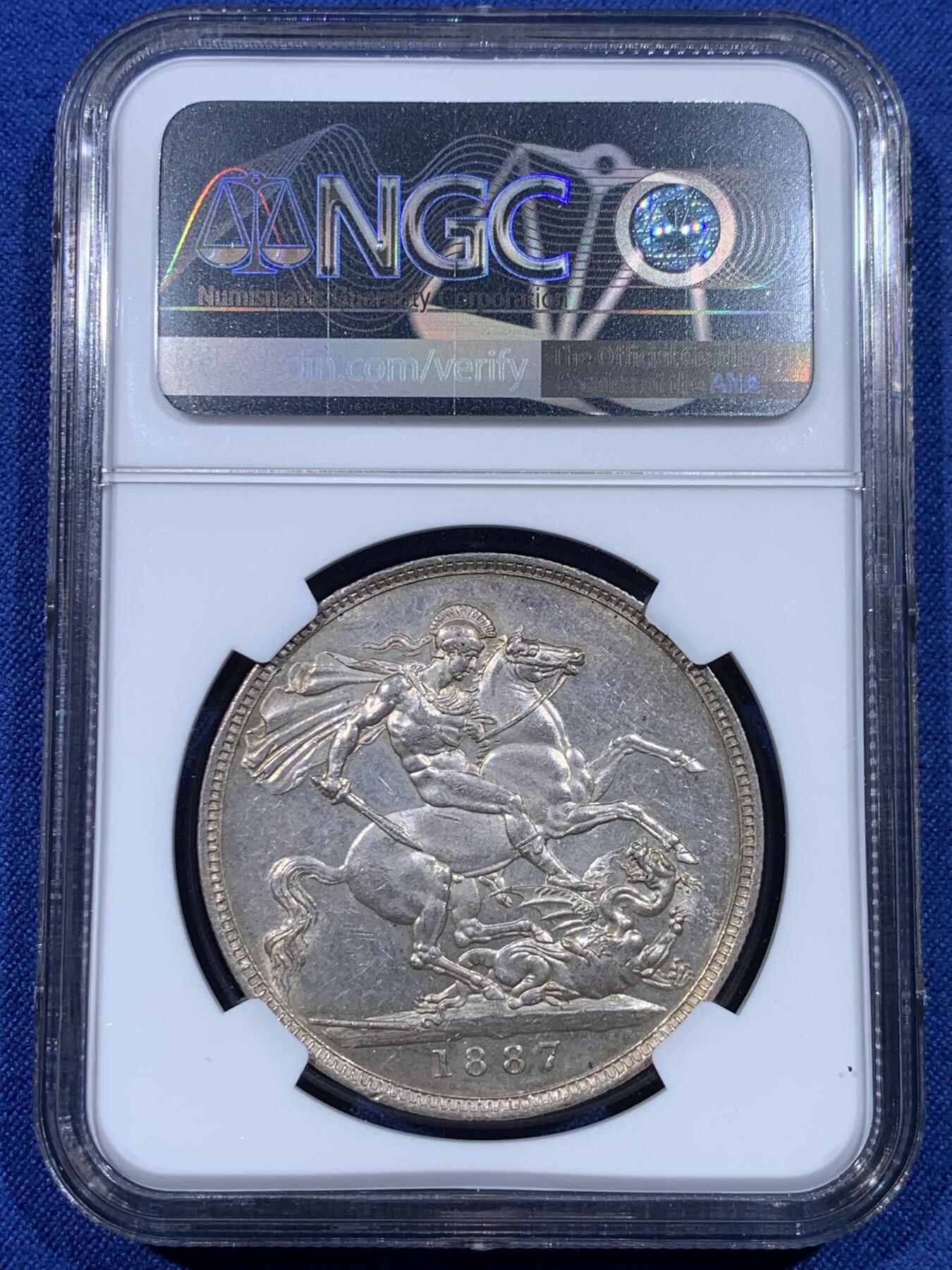 《竞宝斋》第433场 周日，周一 2场连拍 （全场包邮） NGC MS60 英国1887年维多利亚高冠马剑克朗，英国钱币名家Thorbum旧藏，双面带光，整体不错，适合自藏。