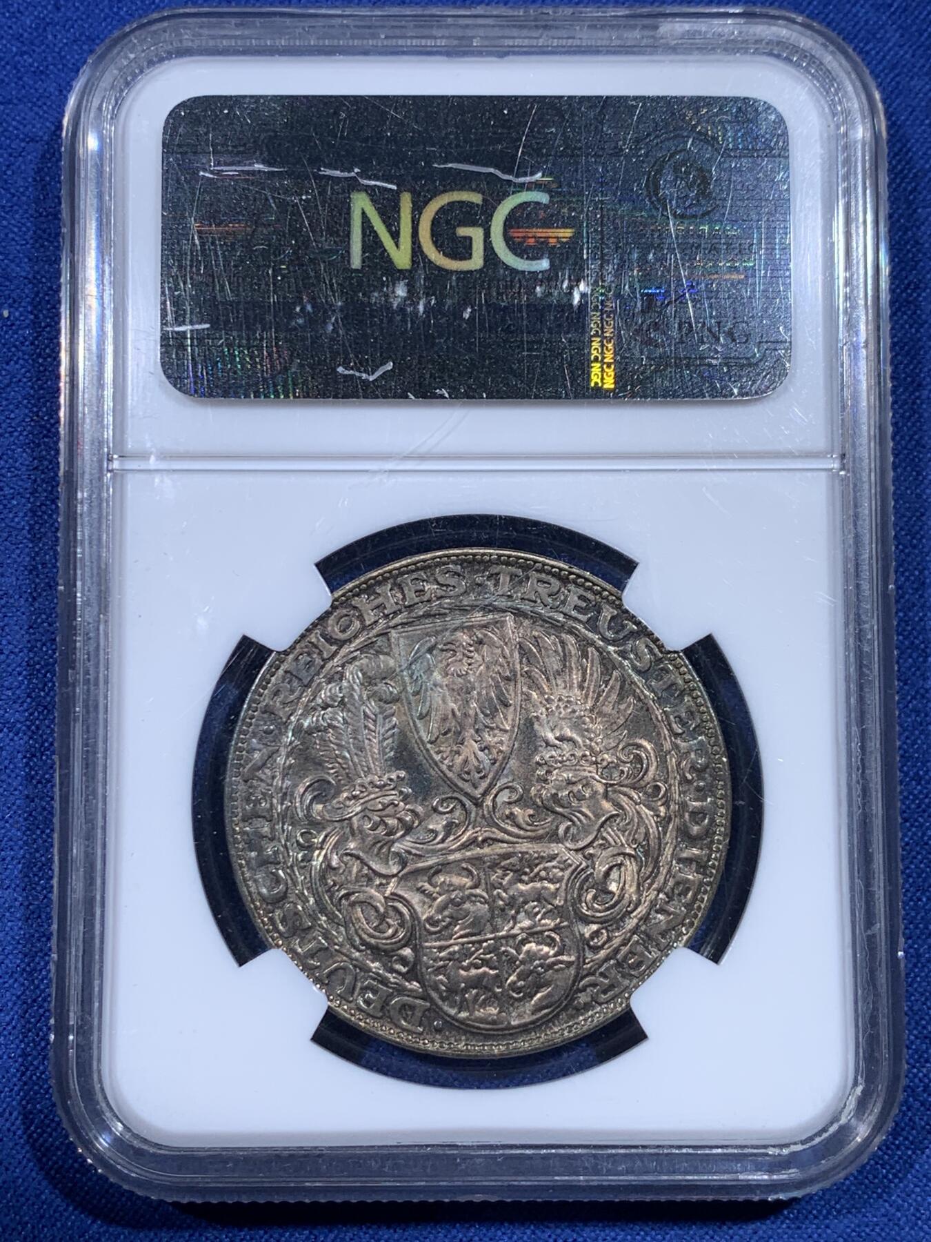 《竞宝斋》第433场 周日，周一 2场连拍 （全场包邮） NGC MS64 德国1927年兴登堡80大寿银质币章，卡尔哥茨经典品种。很少见的老N盒评级章，双面重五彩，底板丝滑如镜，严重低评。实物上手超赞，分数难以描绘的绝佳状态