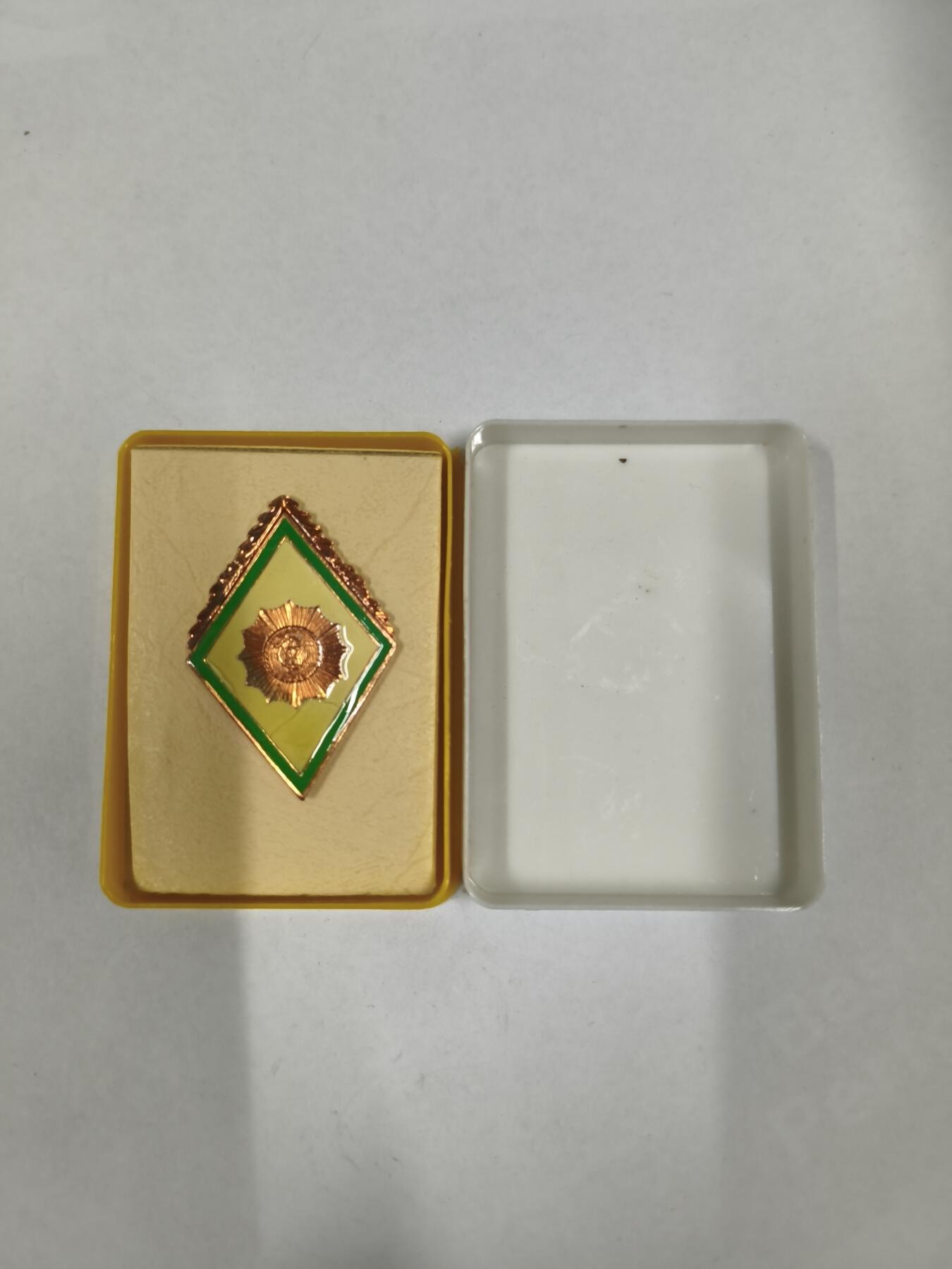 韵星假日拍卖第二十九期 -- Rimey Holidays Auction 29 民主德国内务部警察校徽 带原盒
