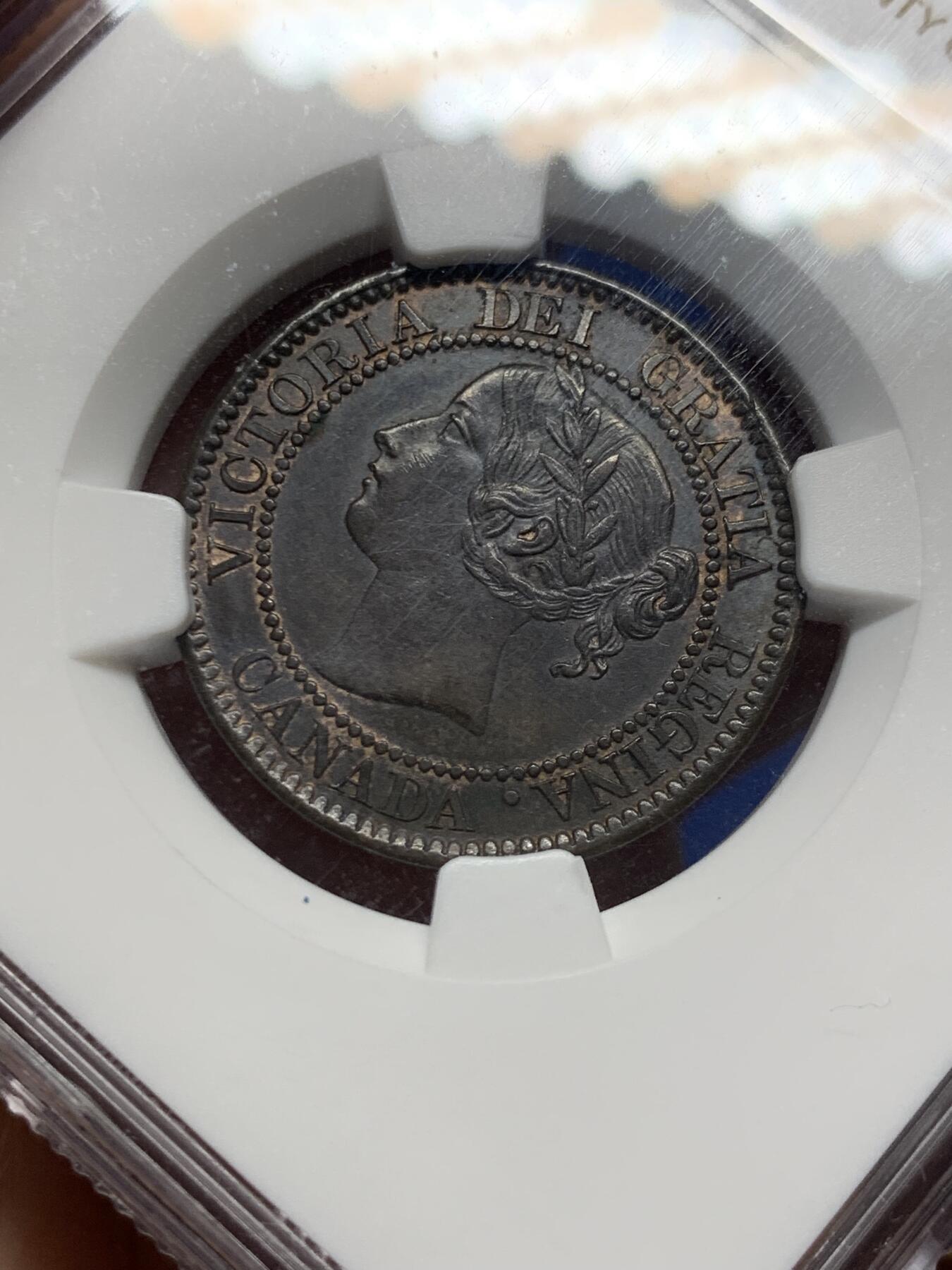 《竞宝斋》第433场 周日，周一 2场连拍 （全场包邮） NGC MS62BN 加拿大1859维多利亚女王1分铜币，黑巧克力状态，专属版本的小维头像。早期加拿大常见多VF通货，上MS难度很大。今年2月外拍同分RB品160美金不含佣落槌