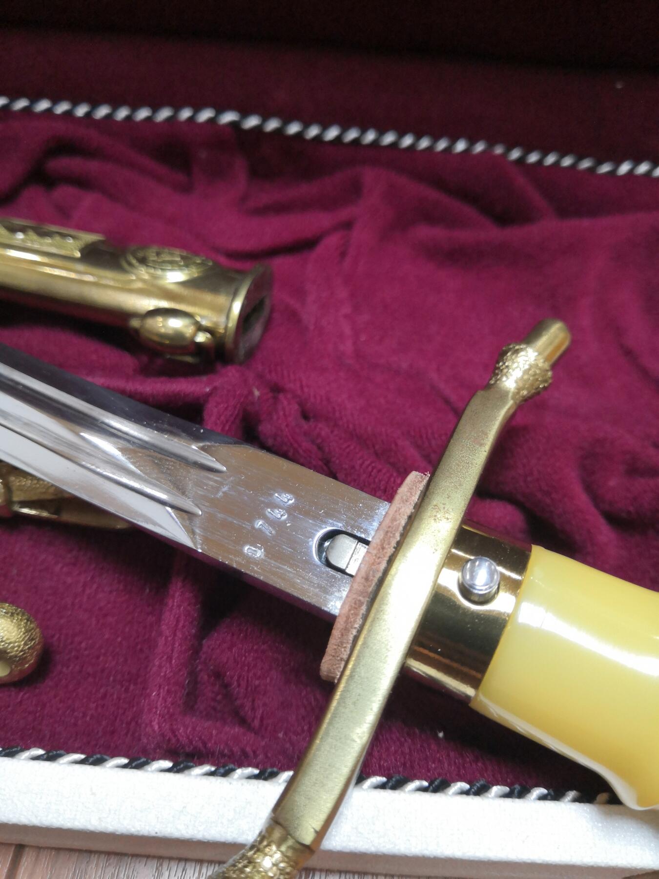 红色经典收藏拍卖专场第28期 保真东德司令佩剑  全套 未开刃 不含衣服